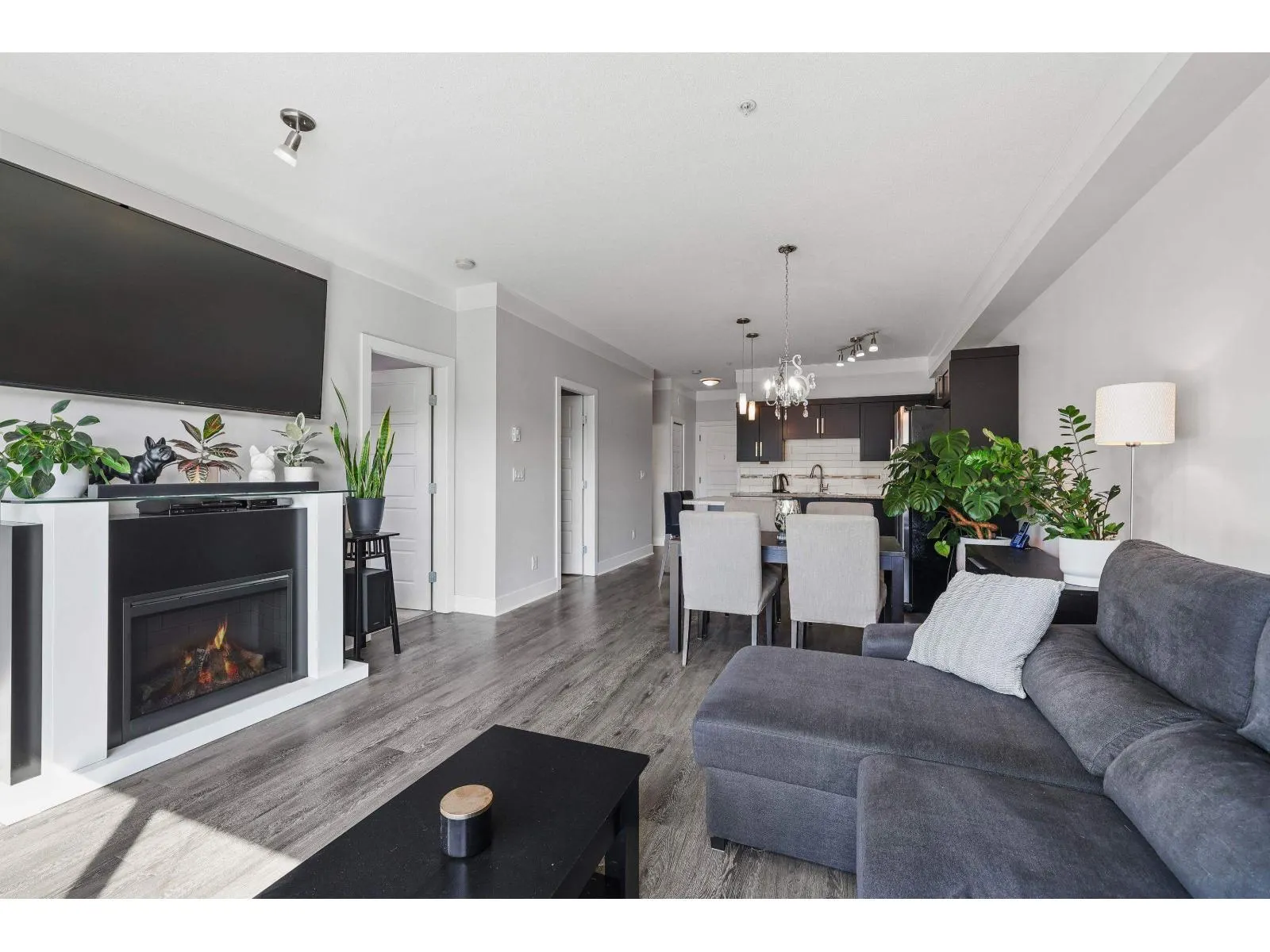 207 20630 DOUGLAS CRESCENT