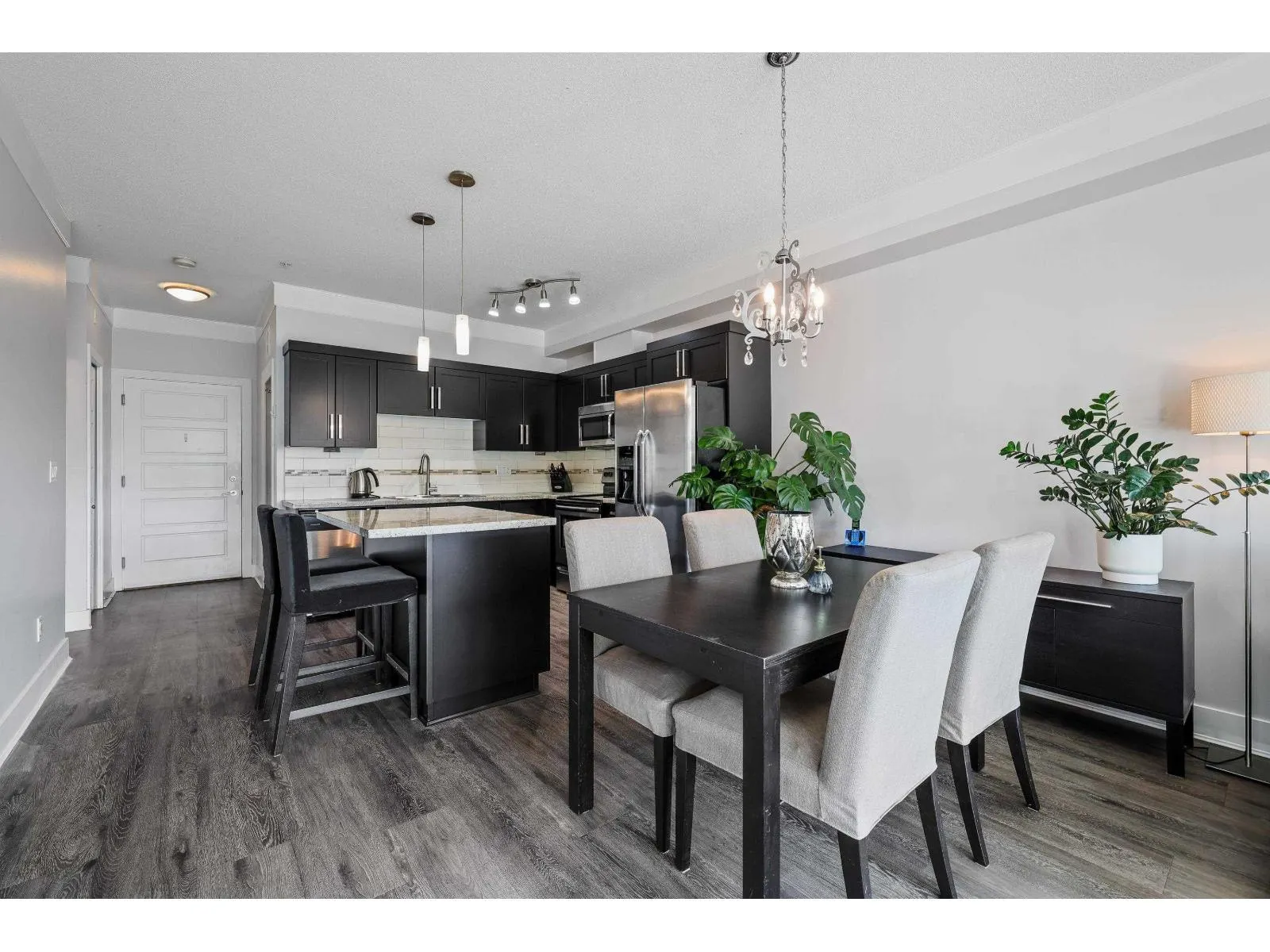 207 20630 DOUGLAS CRESCENT