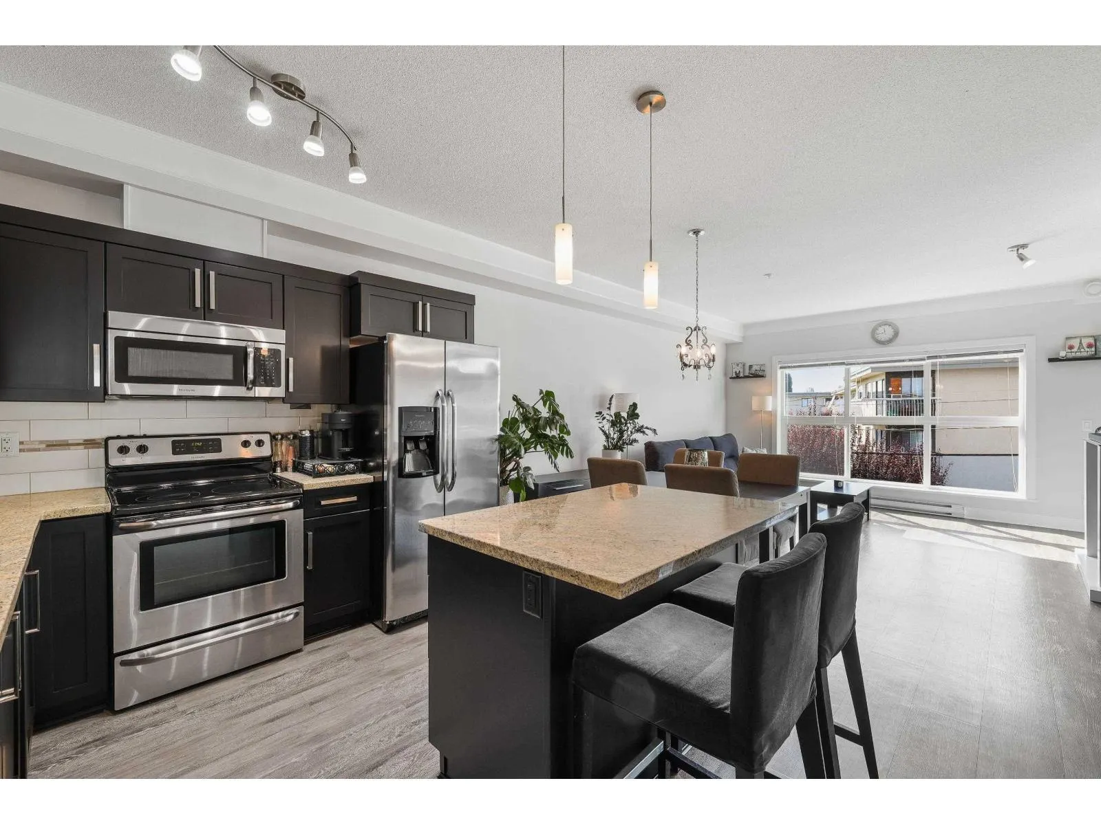 207 20630 DOUGLAS CRESCENT