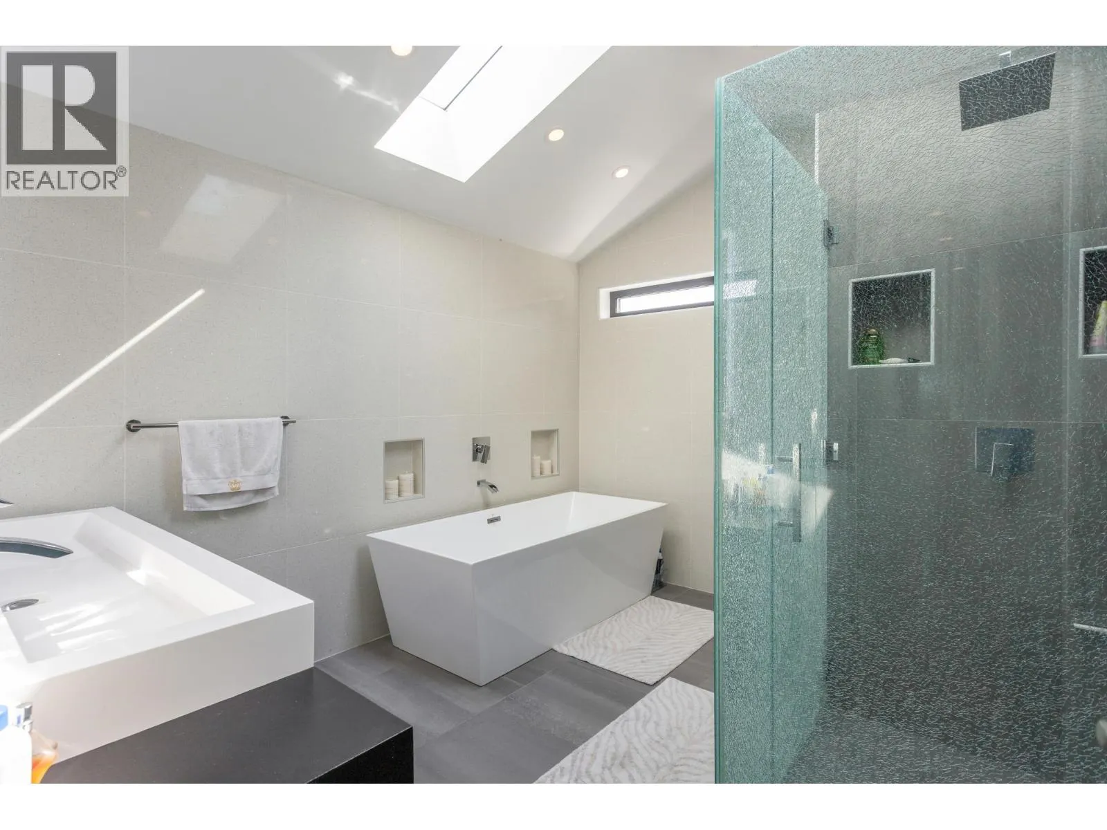 1249 ALDERWOOD PLACE