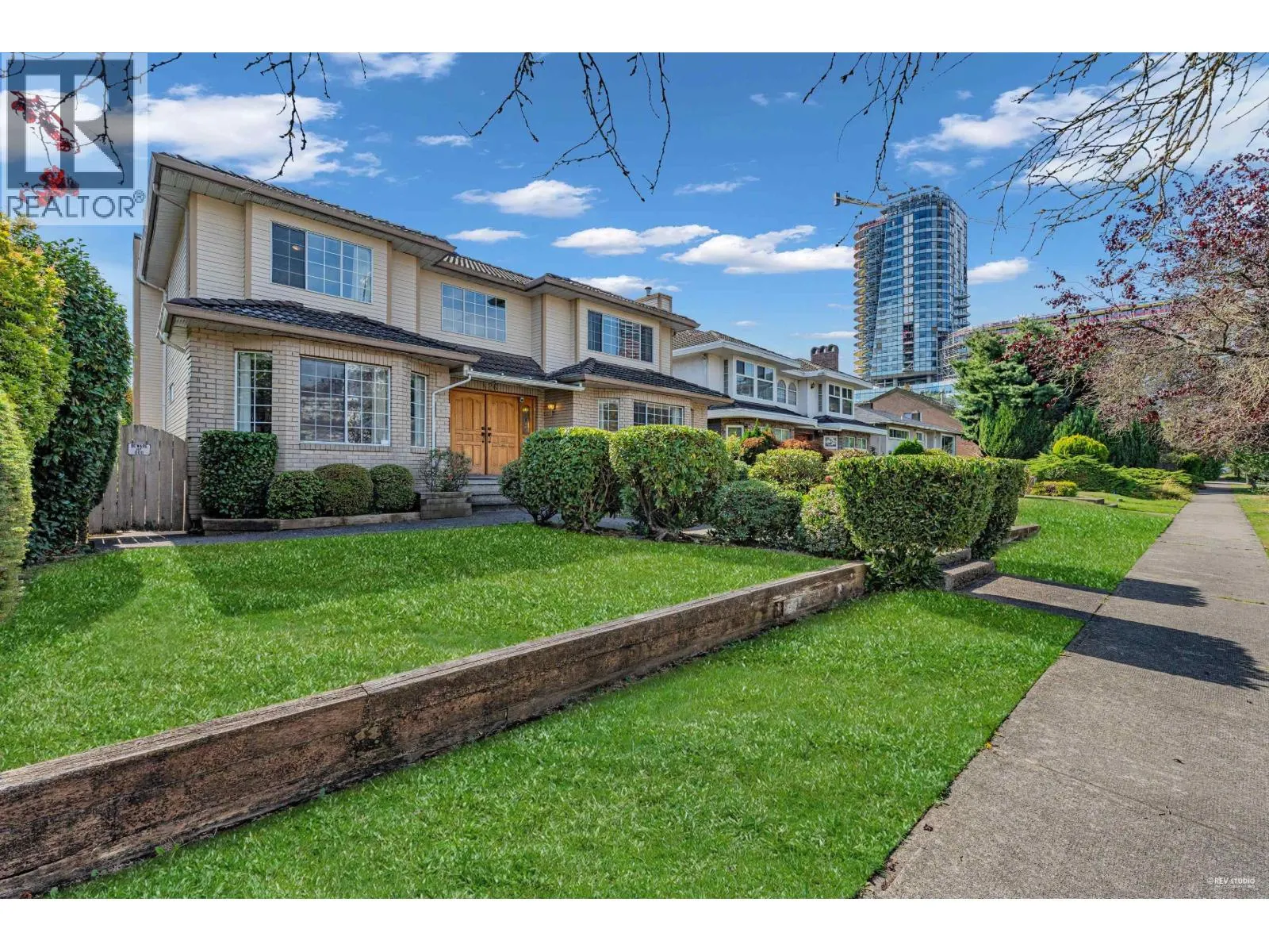 426 W 44TH AVENUE