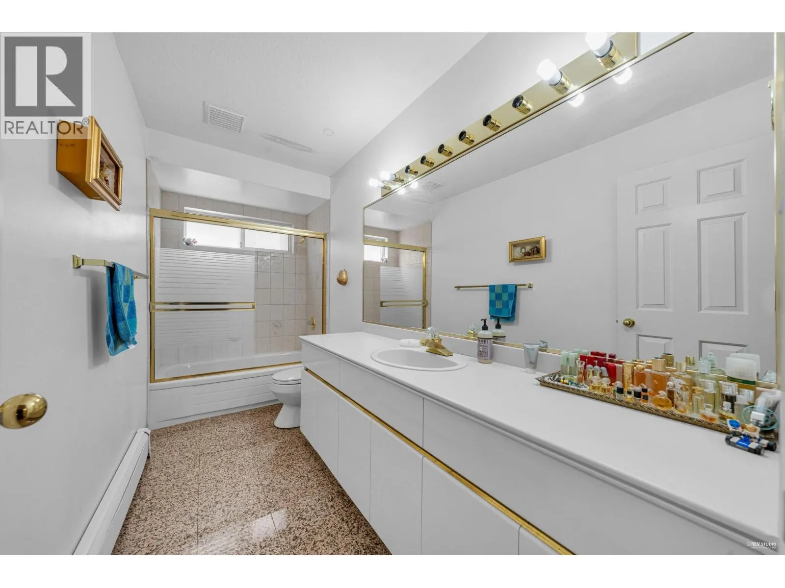 426 W 44TH AVENUE
