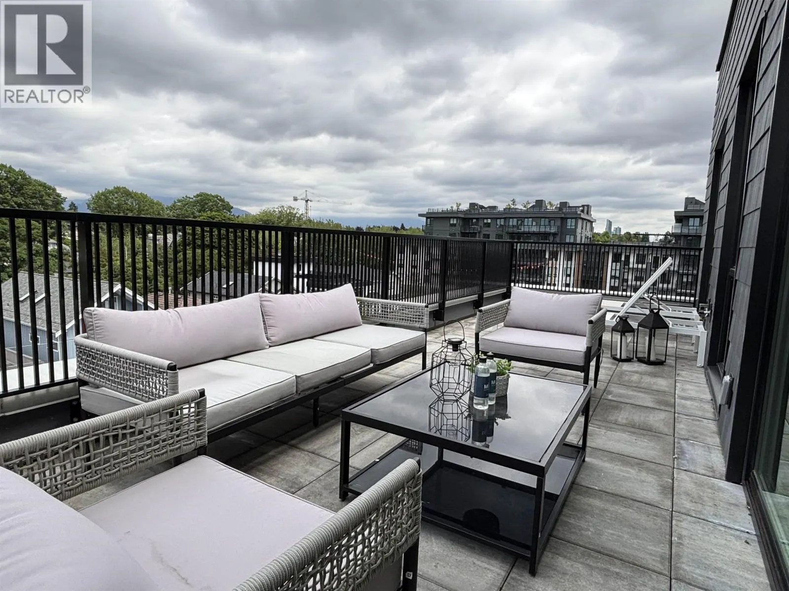 601 2235 E BROADWAY
