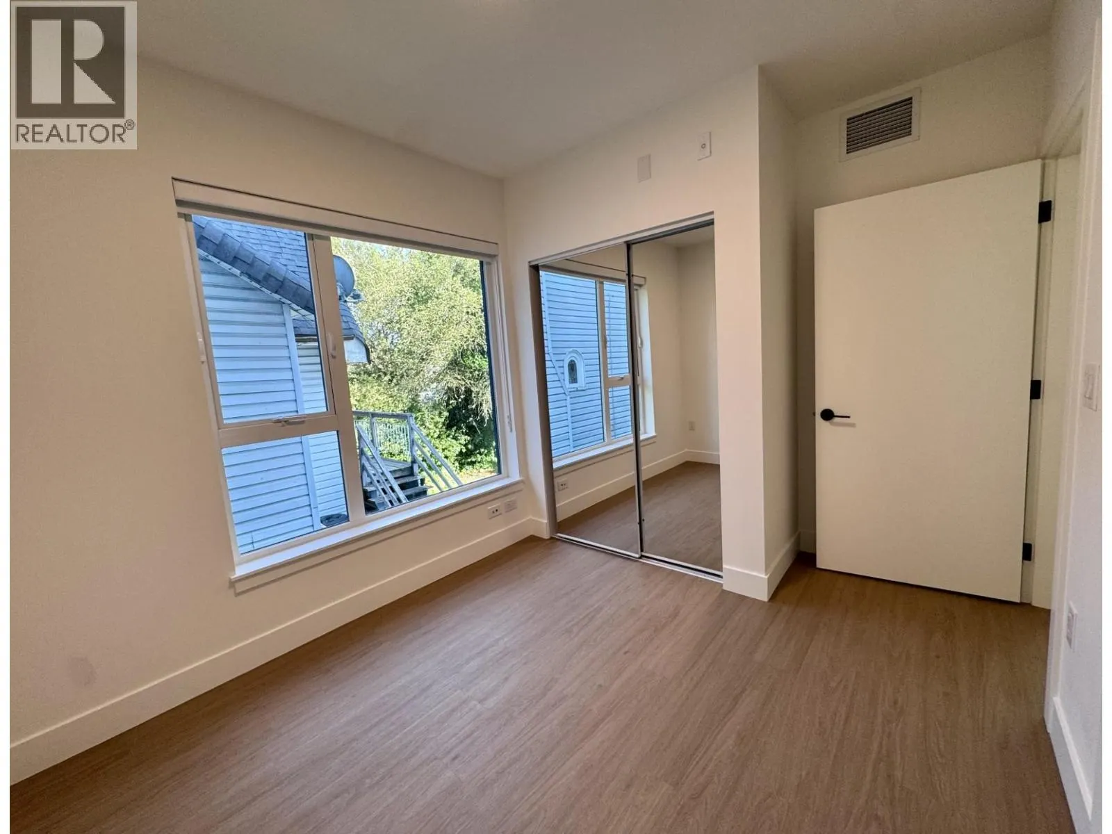 203 2235 E BROADWAY