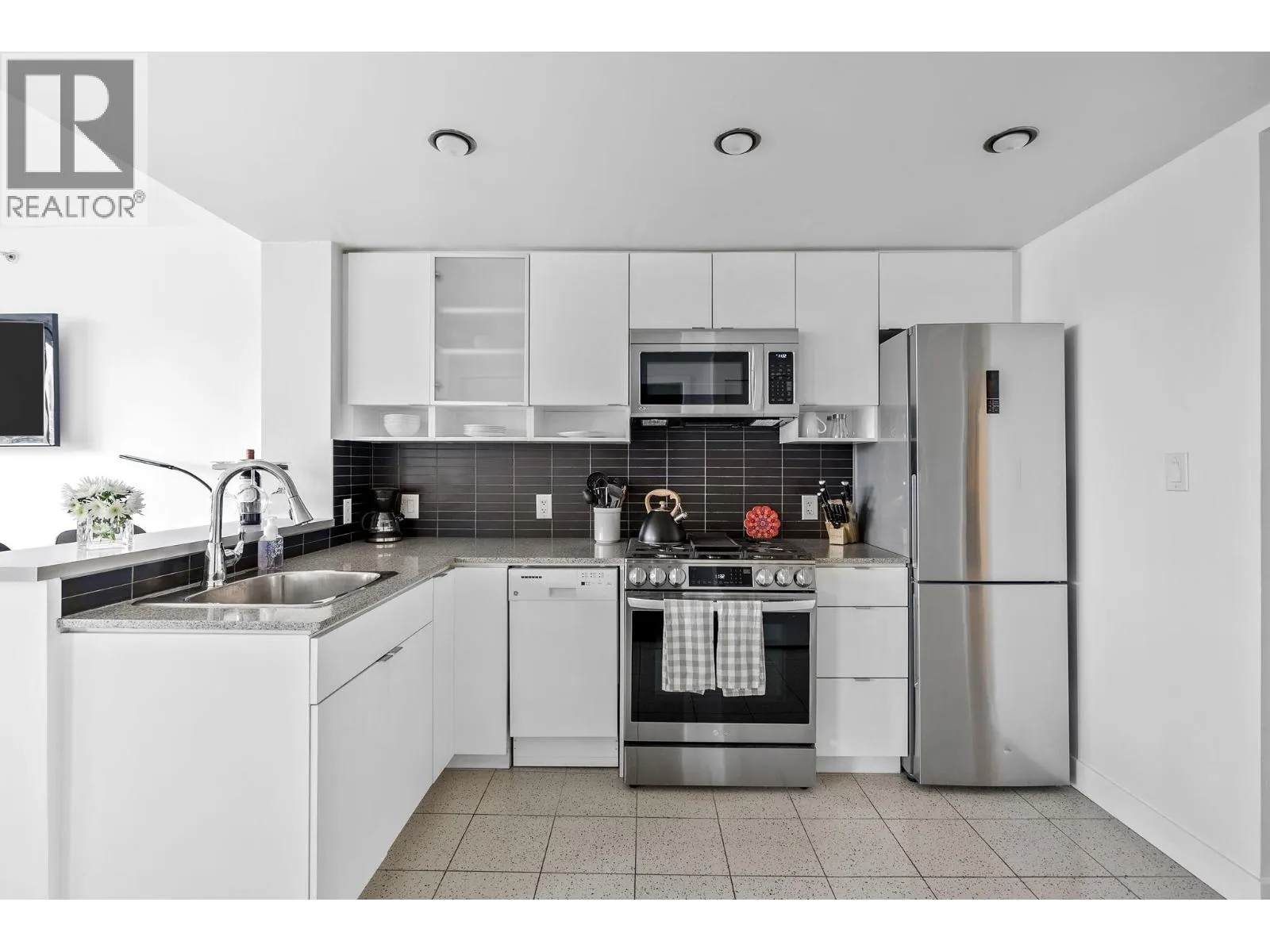 3106 928 BEATTY STREET