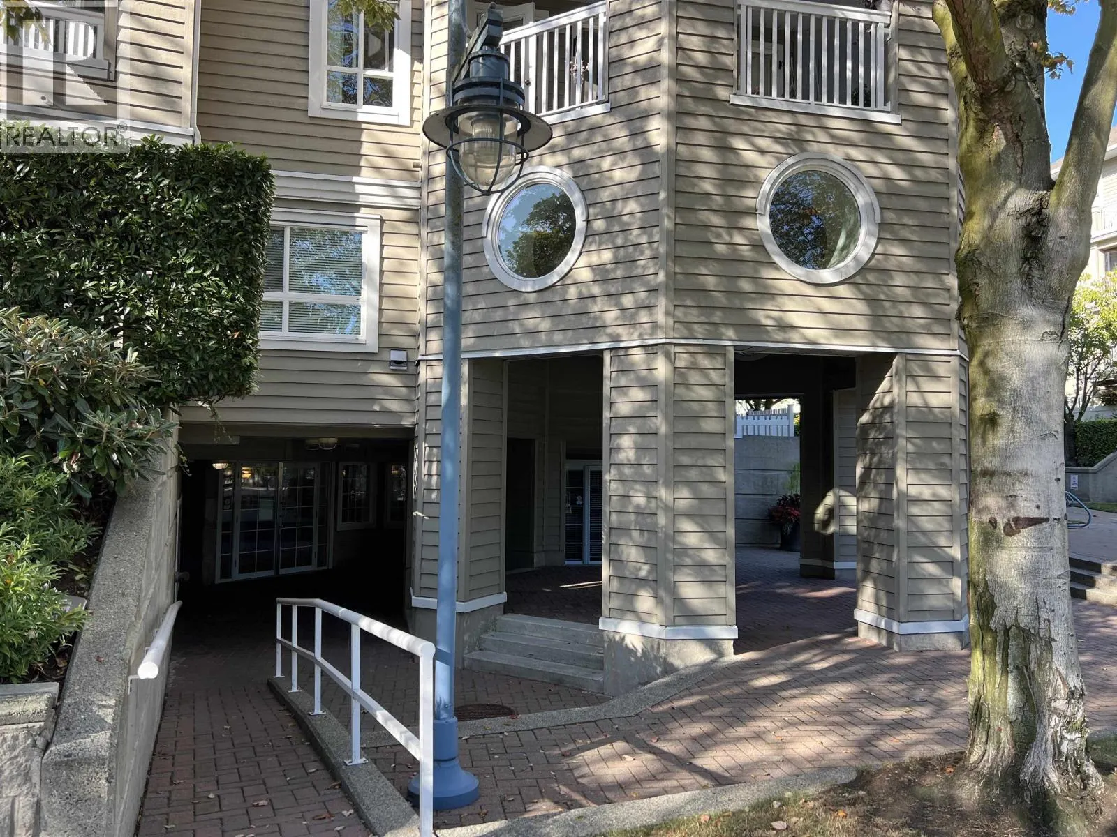 208 5900 DOVER CR