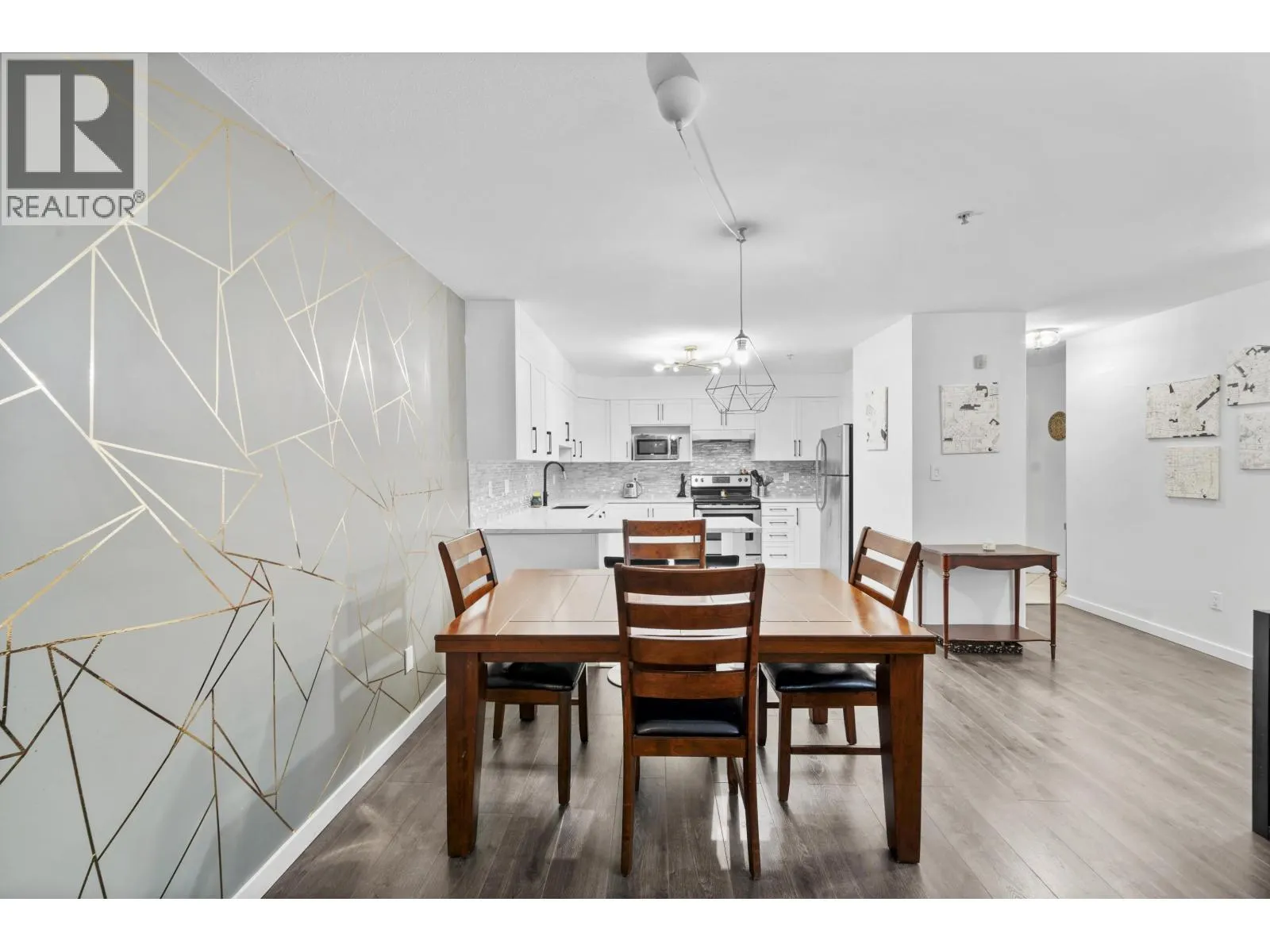 311 121 SHORELINE CIRCLE