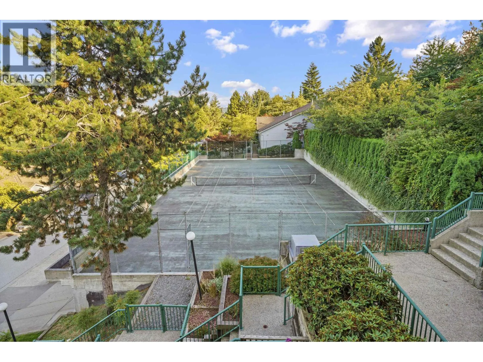 311 121 SHORELINE CIRCLE