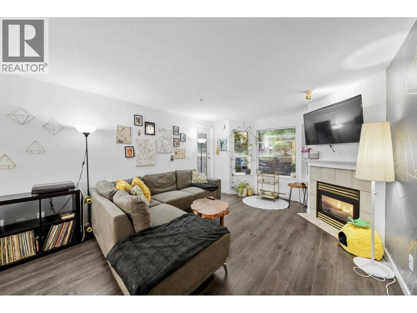 311 121 SHORELINE CIRCLE