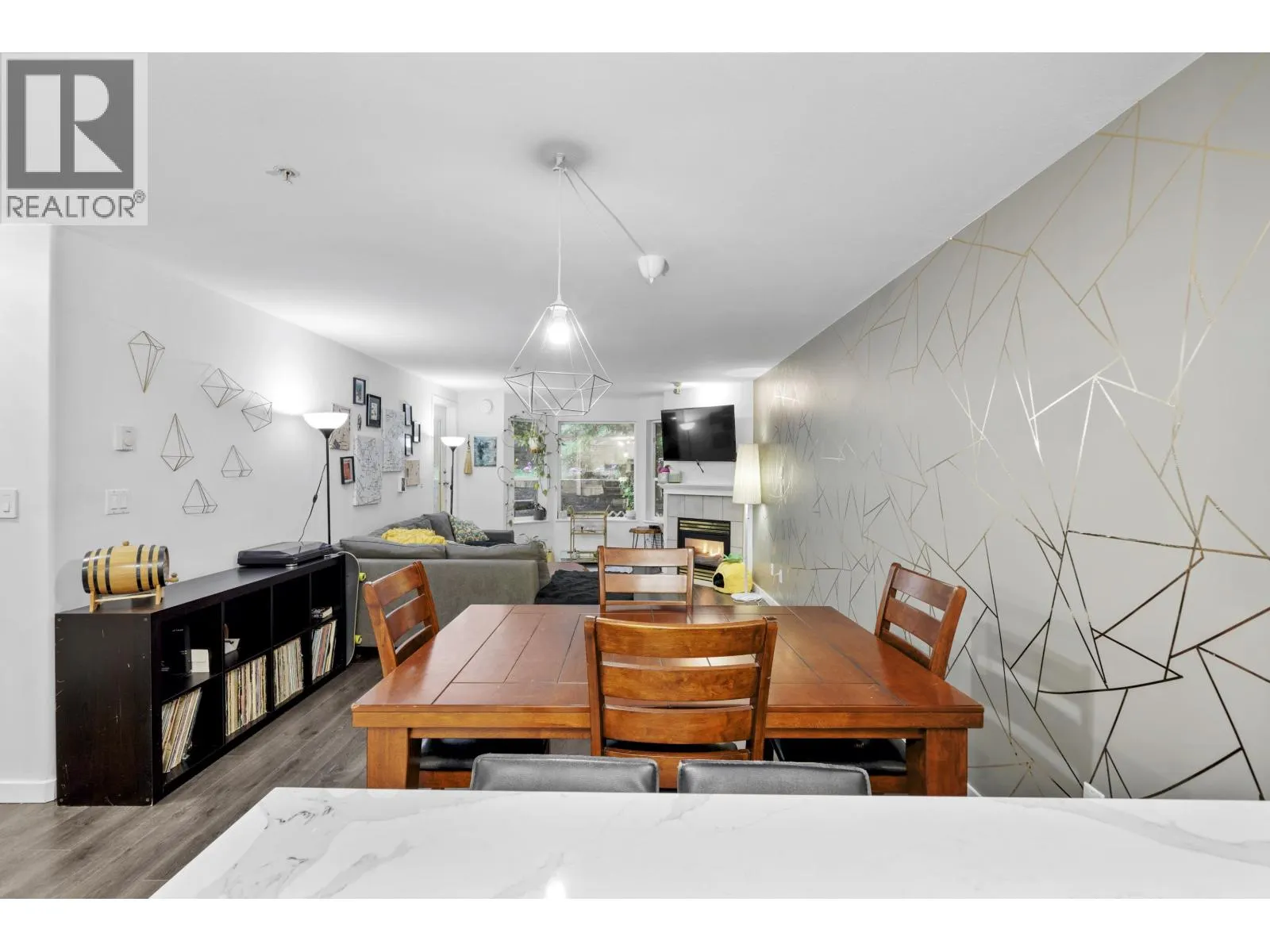 311 121 SHORELINE CIRCLE