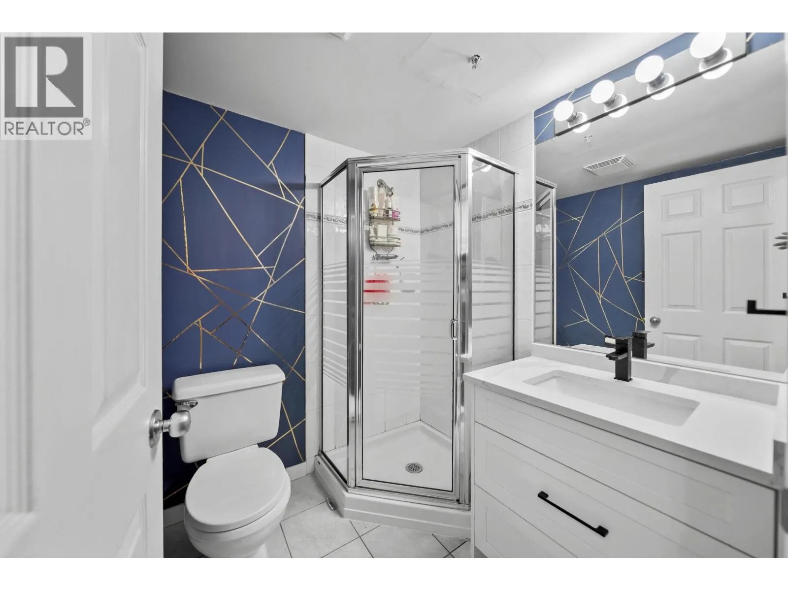 311 121 SHORELINE CIRCLE