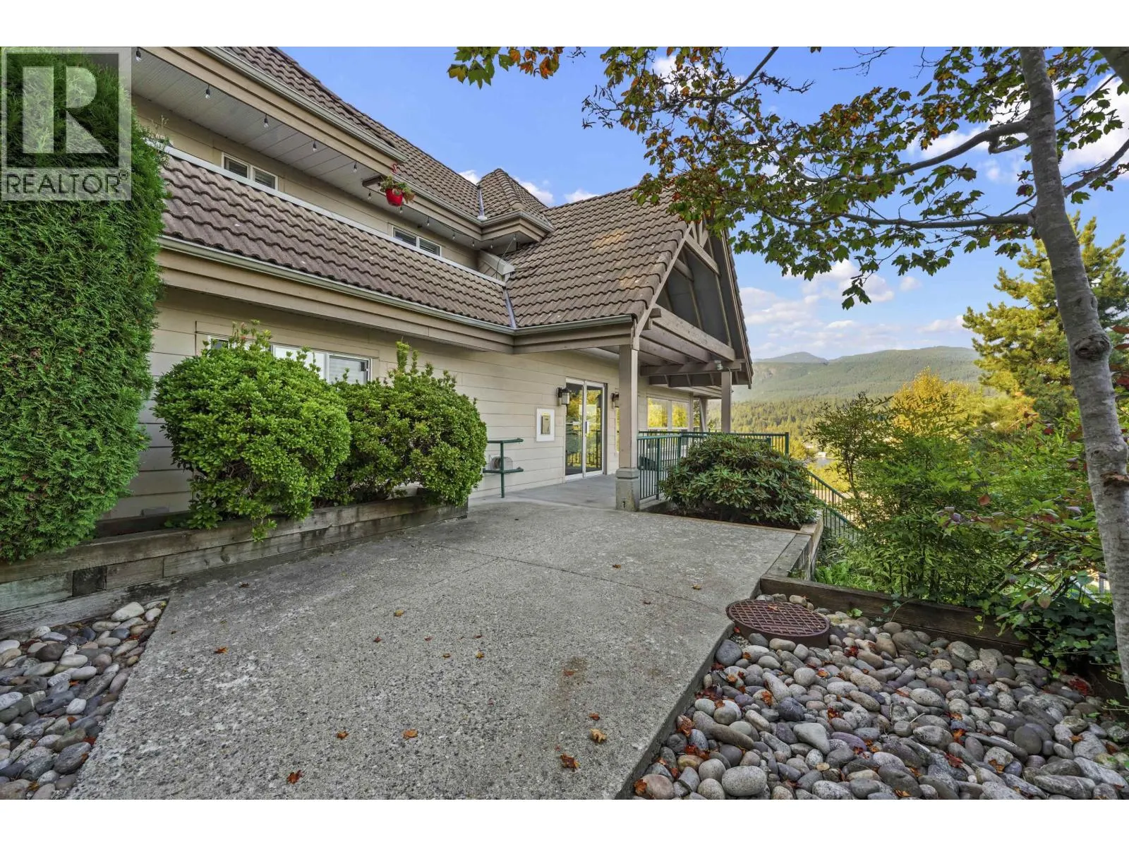 311 121 SHORELINE CIRCLE