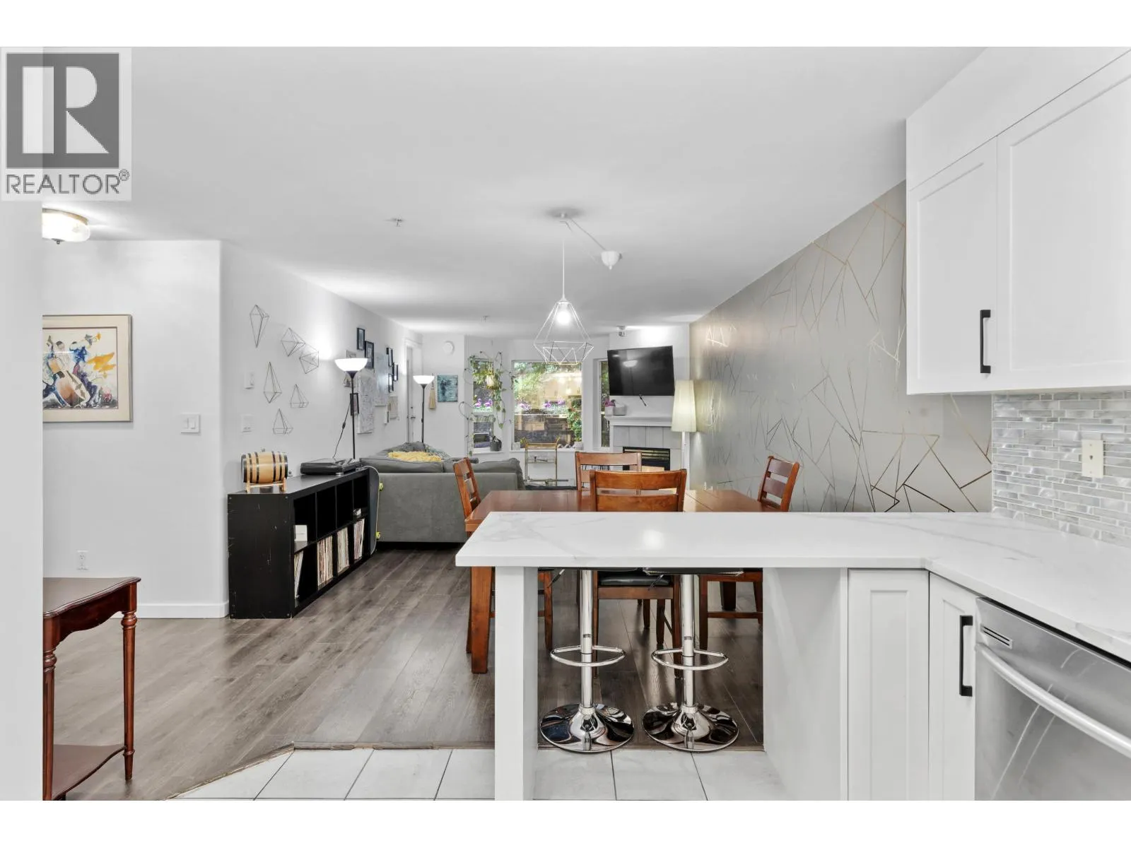 311 121 SHORELINE CIRCLE