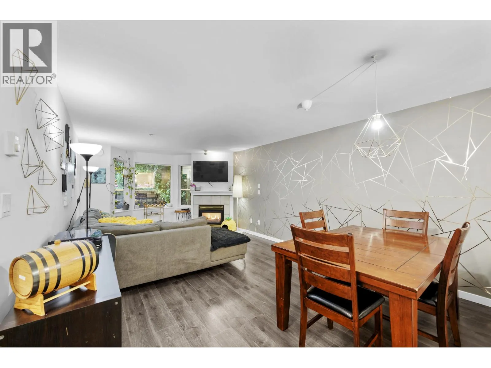 311 121 SHORELINE CIRCLE