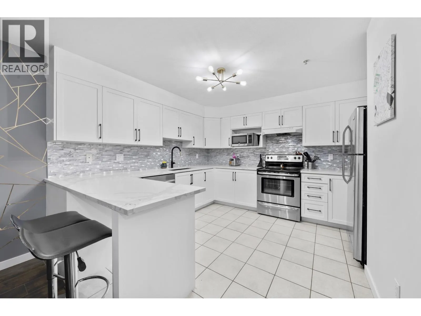 311 121 SHORELINE CIRCLE