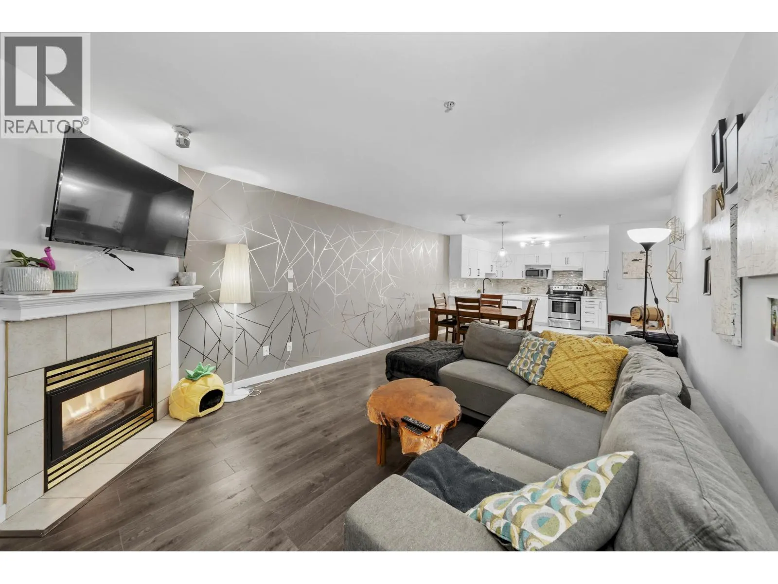 311 121 SHORELINE CIRCLE