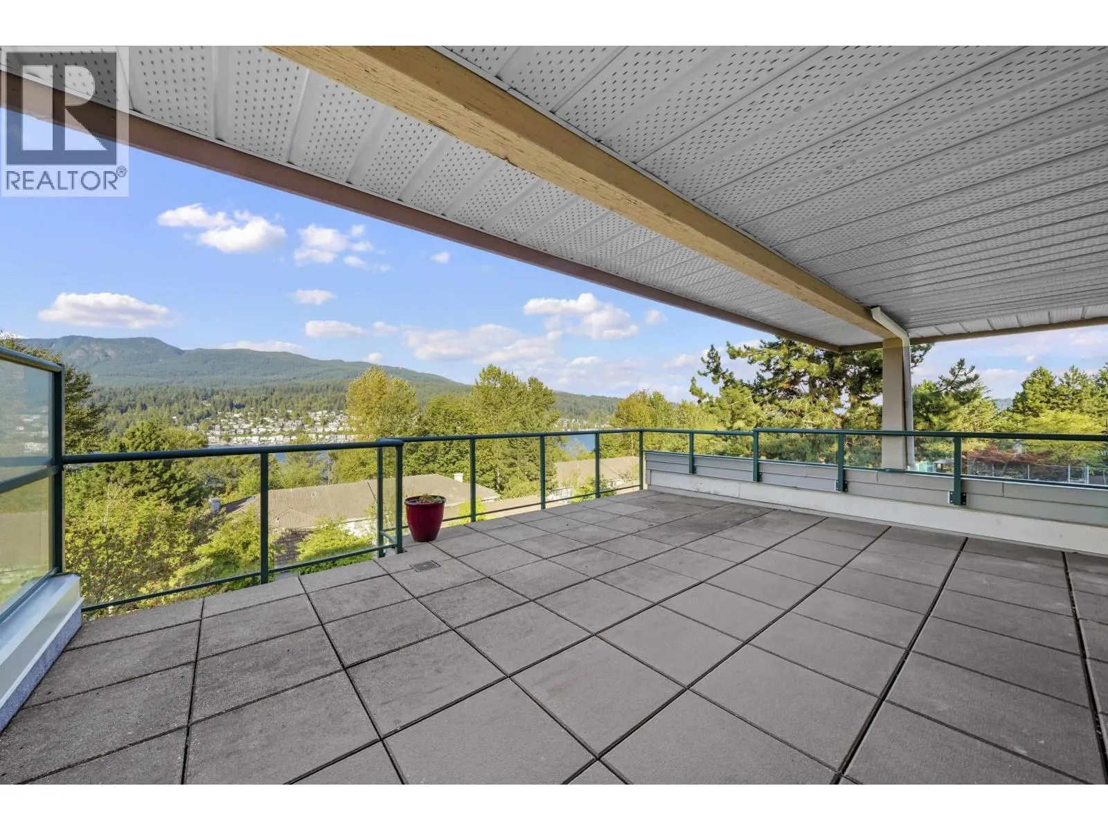 311 121 SHORELINE CIRCLE