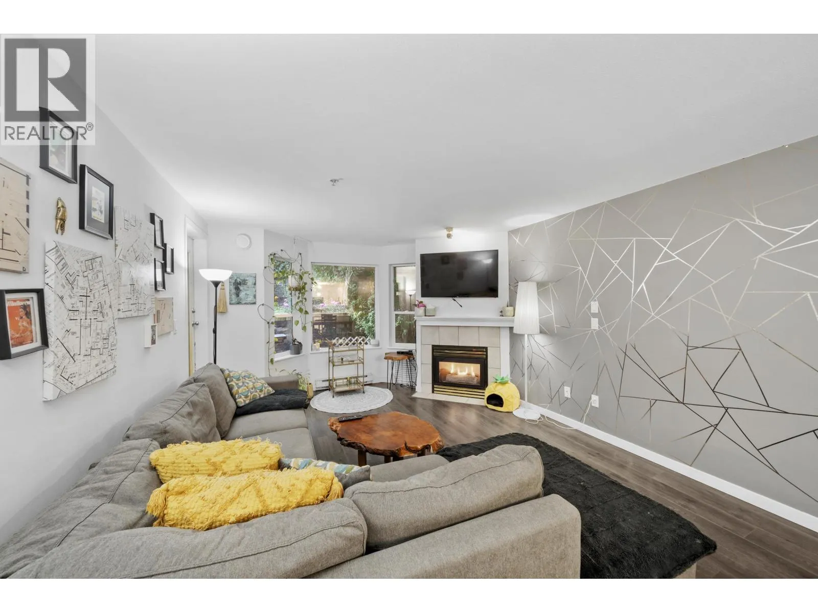 311 121 SHORELINE CIRCLE