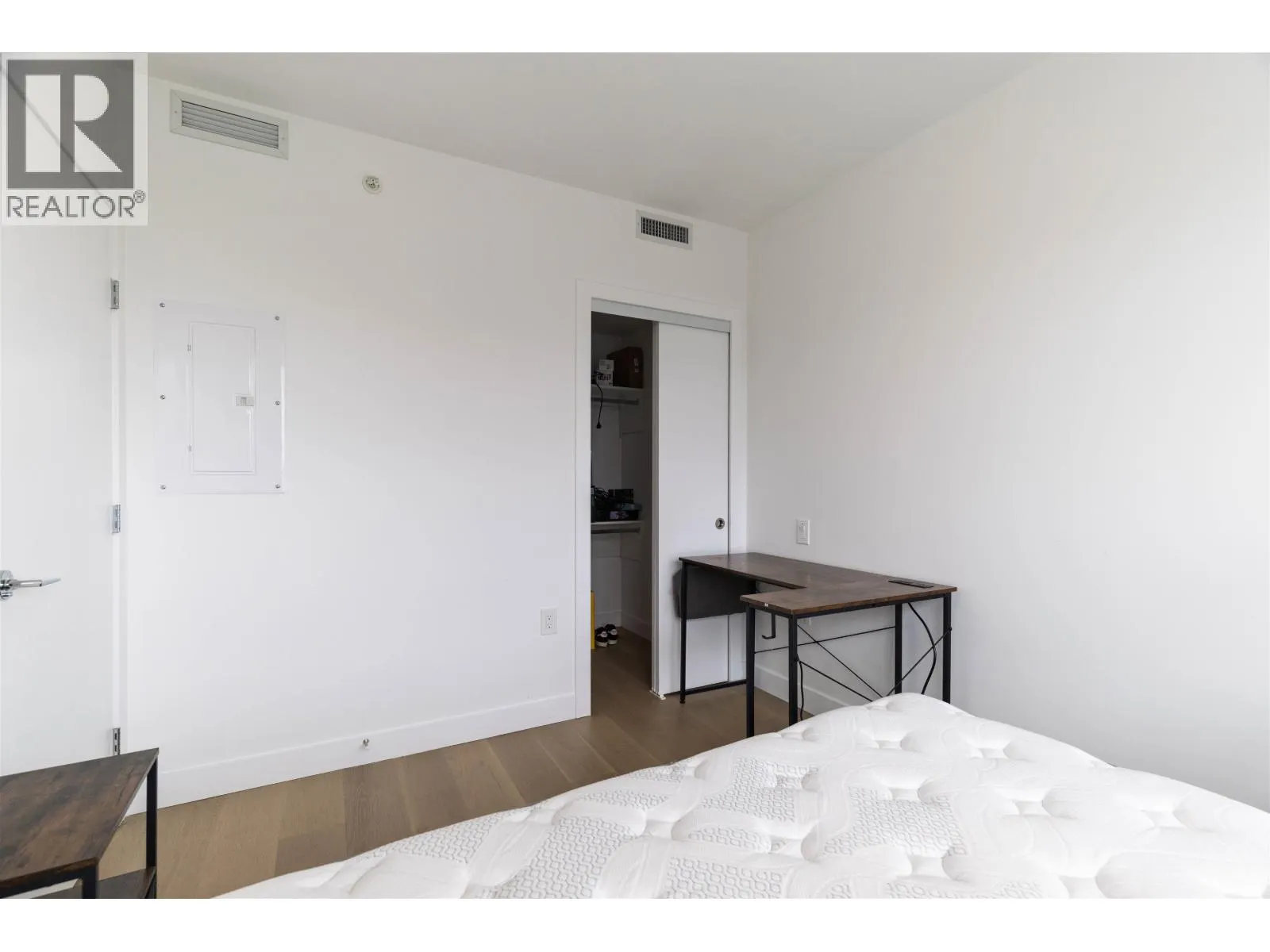 1204 5766 GILBERT ROAD