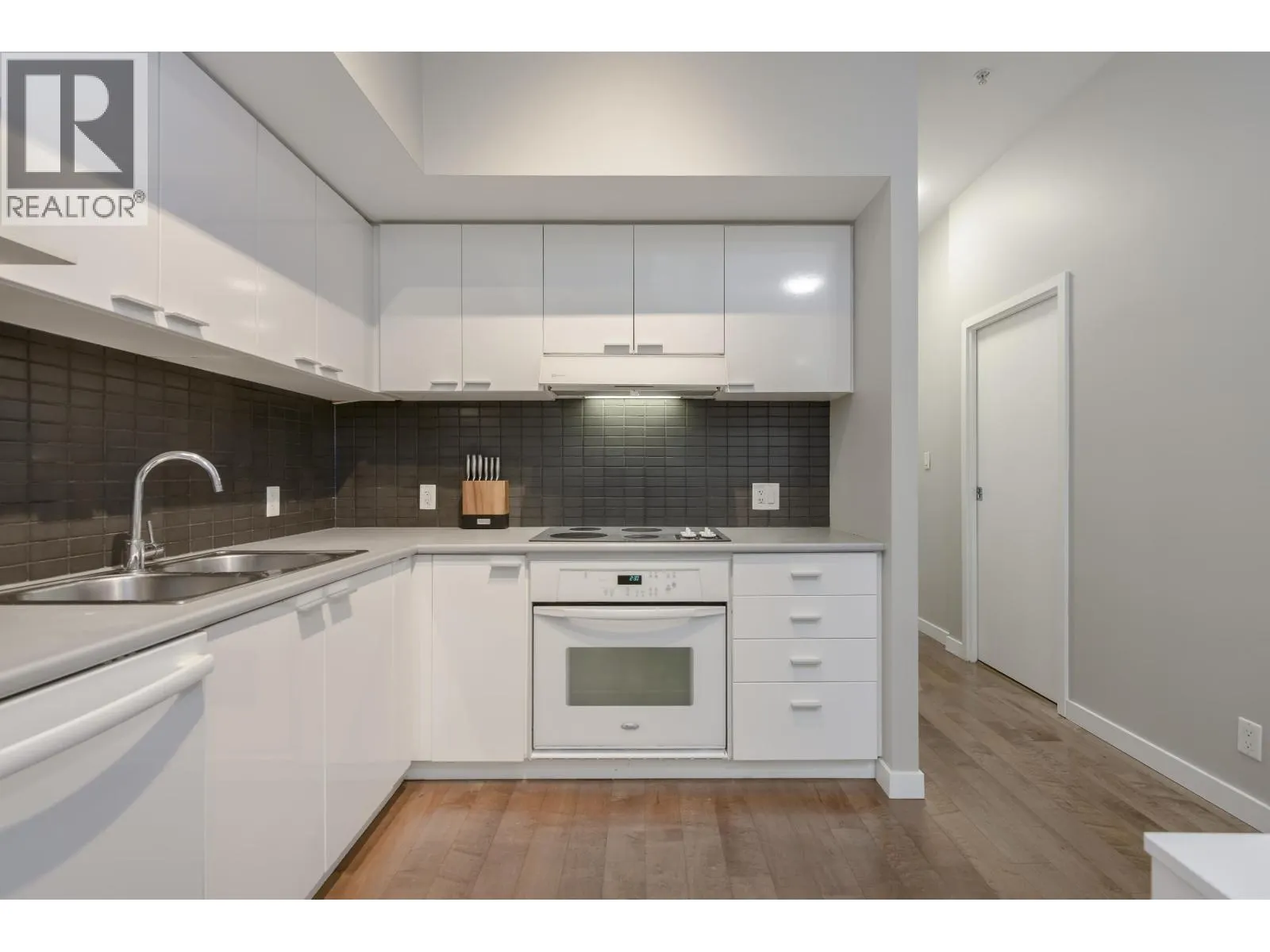 128 DUNSMUIR STREET