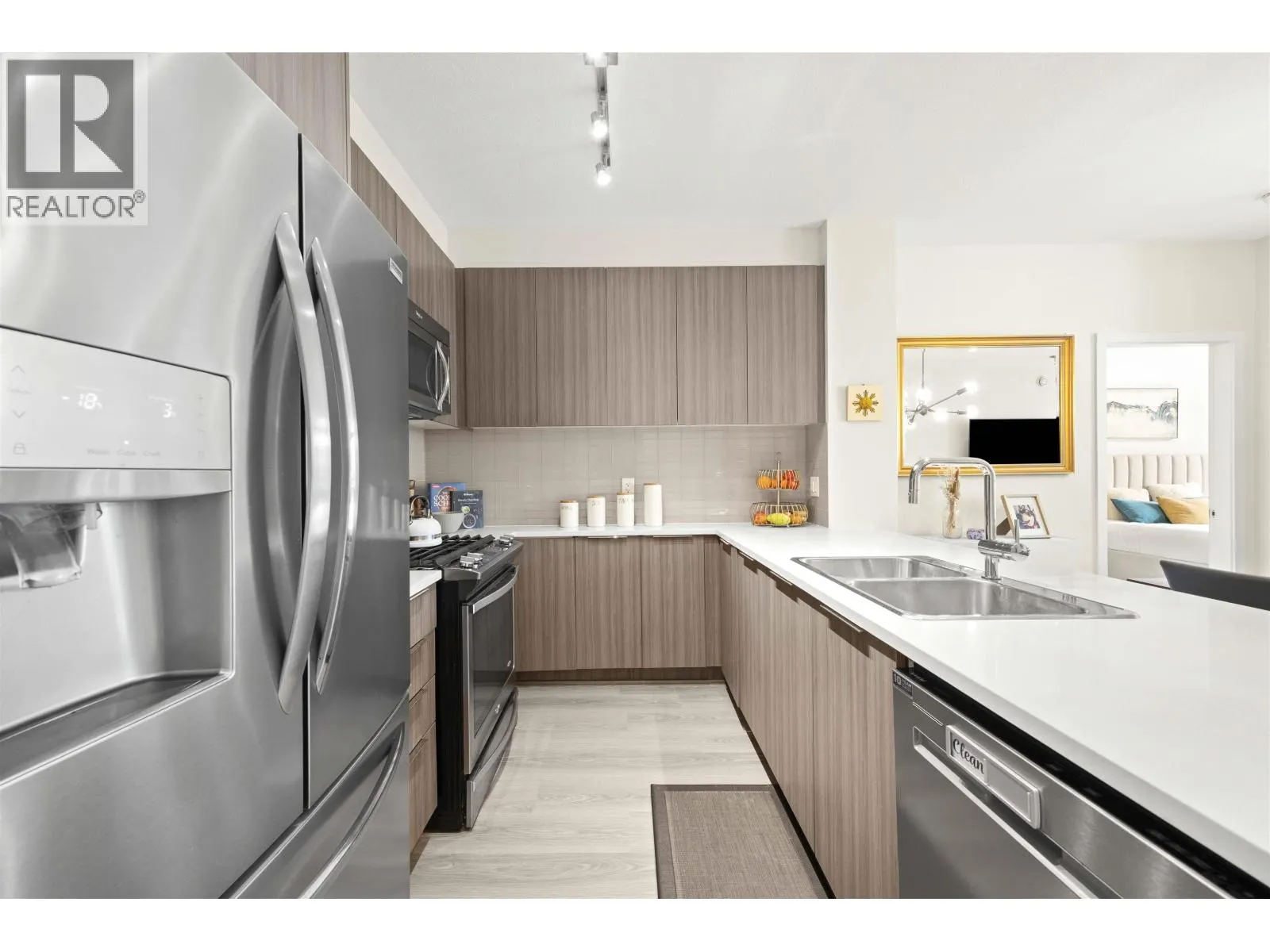 306 1152 WINDSOR MEWS