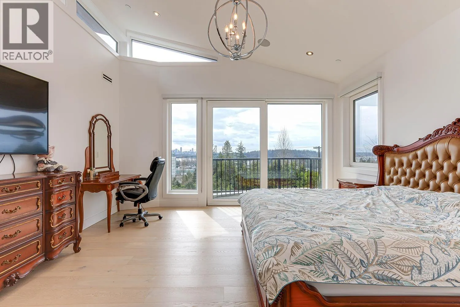 808 ESQUIMALT AVENUE