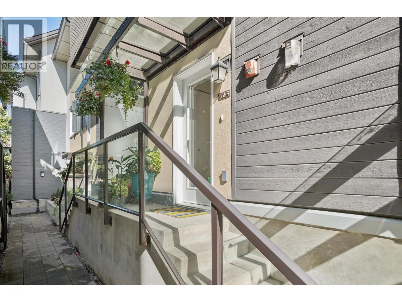 1683 KITCHENER STREET