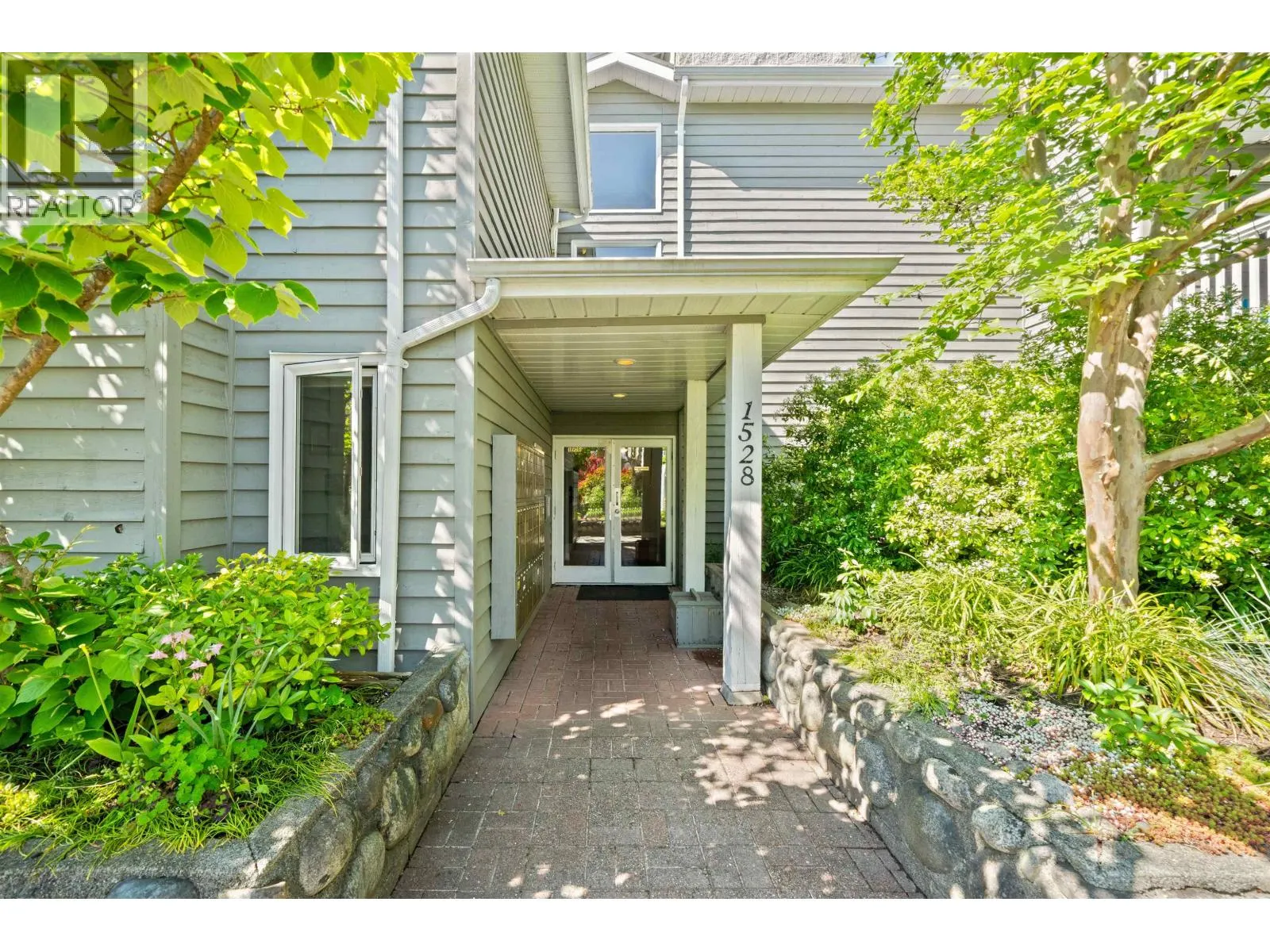 1528 BOWSER AVENUE