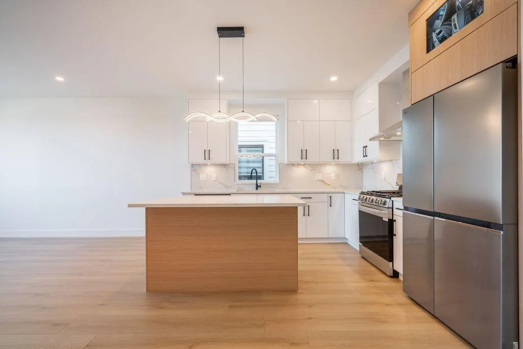 101 16693 16 AVENUE
