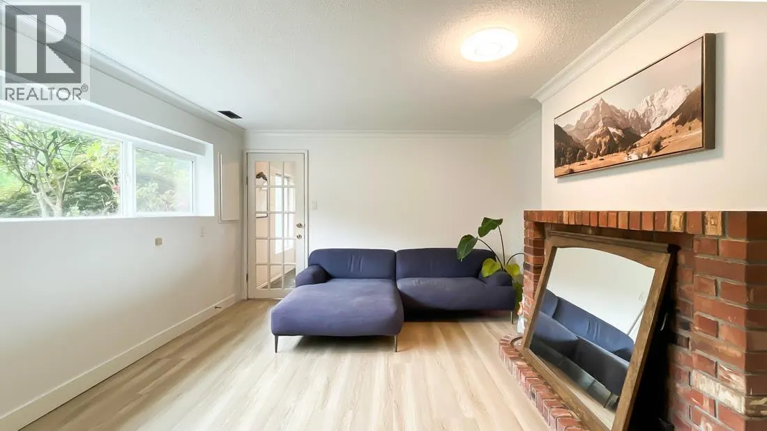 316 W QUEENS ROAD