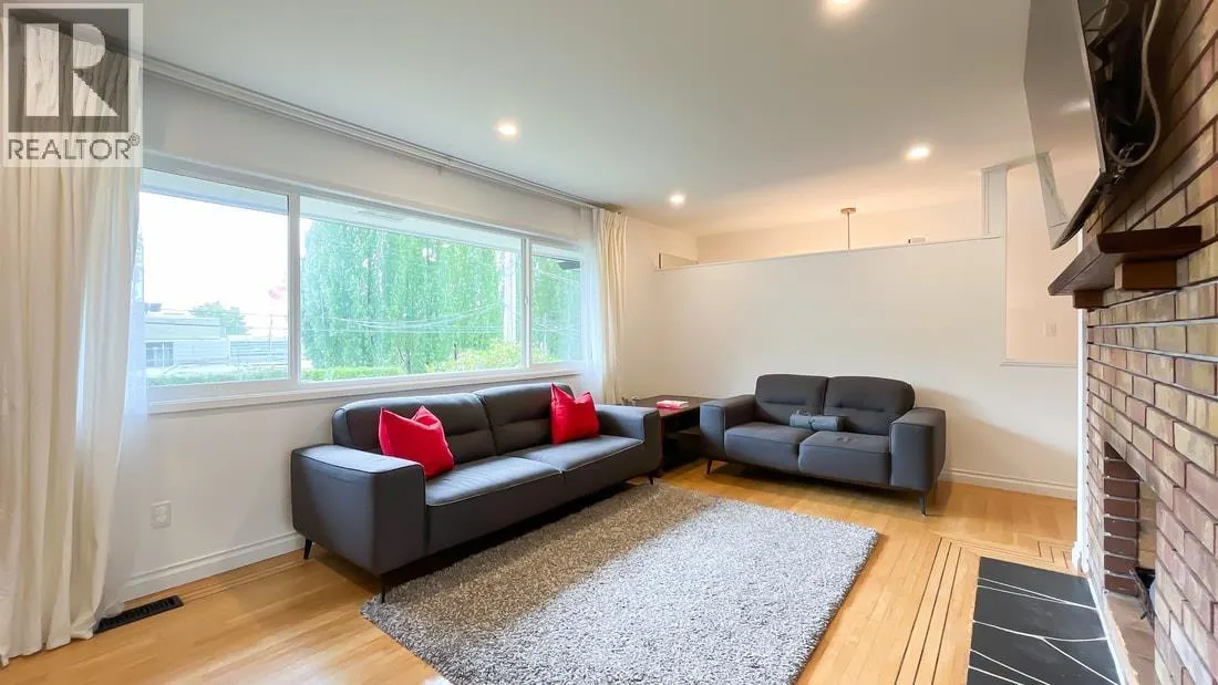 316 W QUEENS ROAD