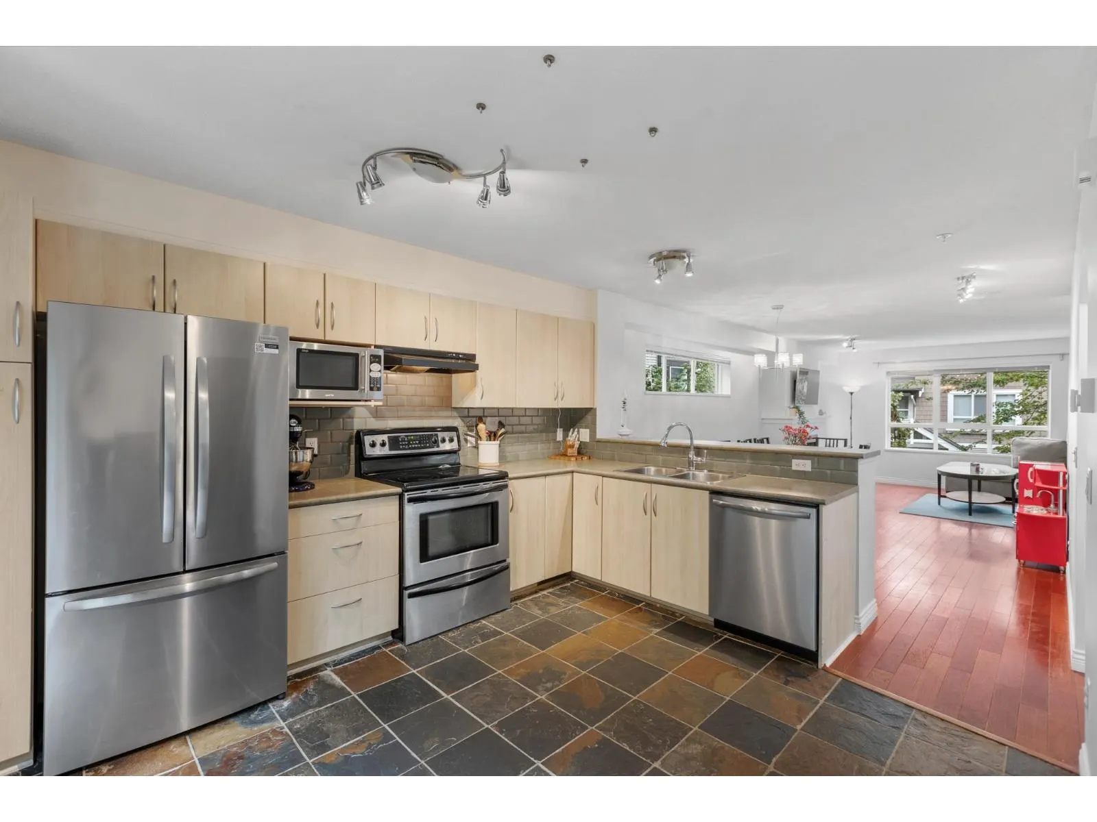 86 6747 203 STREET