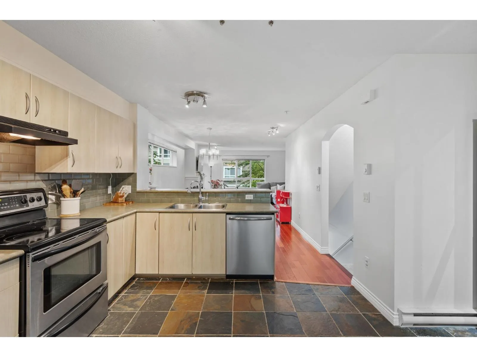 86 6747 203 STREET