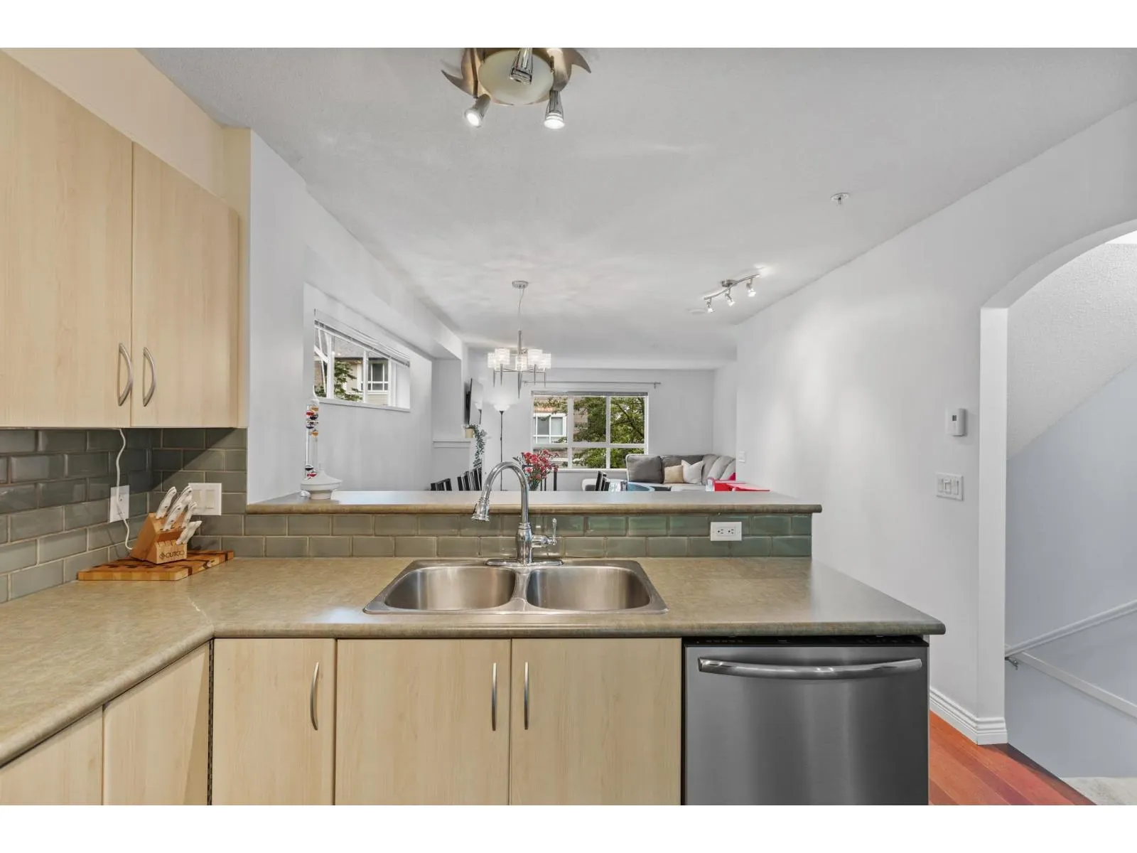 86 6747 203 STREET