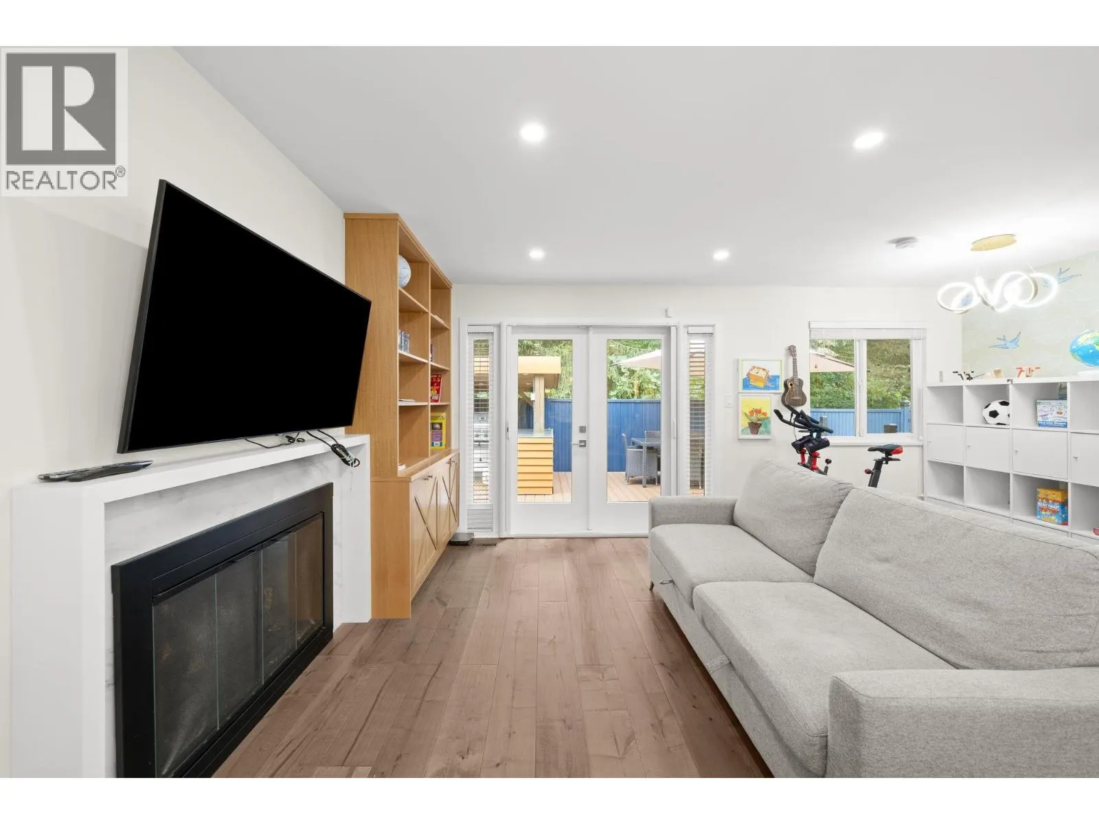 860 RUCKLE COURT