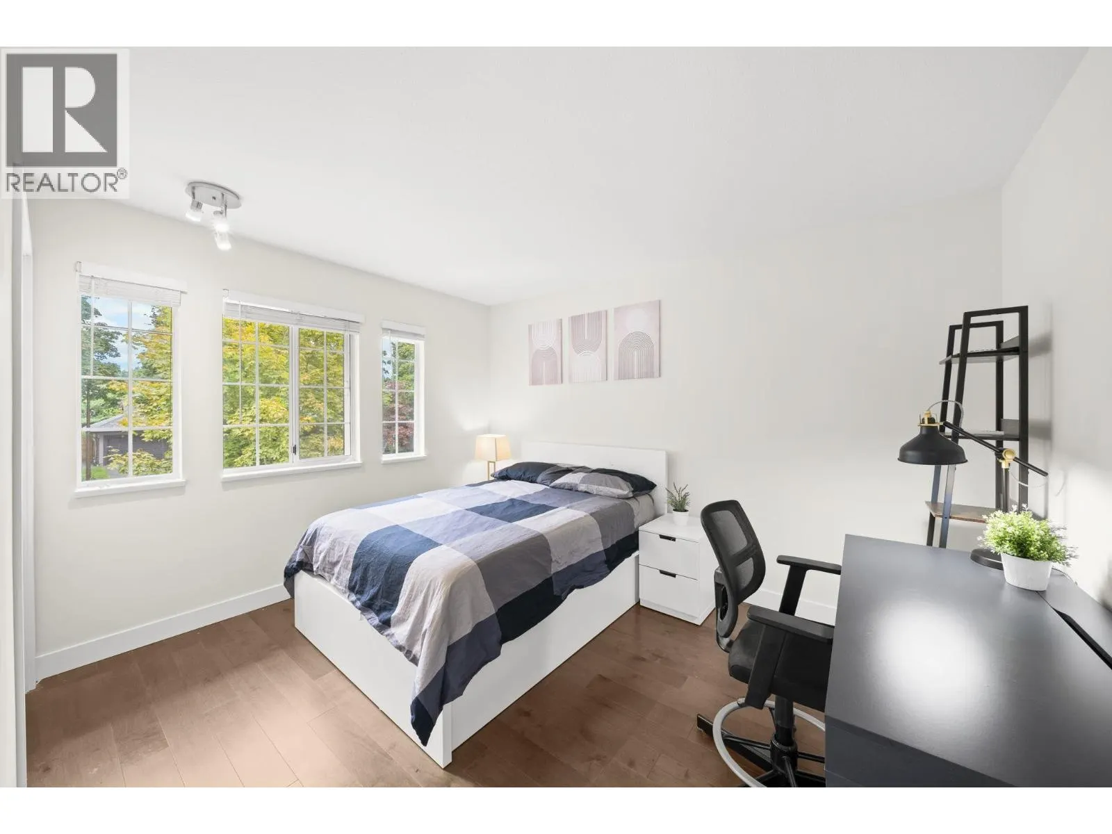 860 RUCKLE COURT