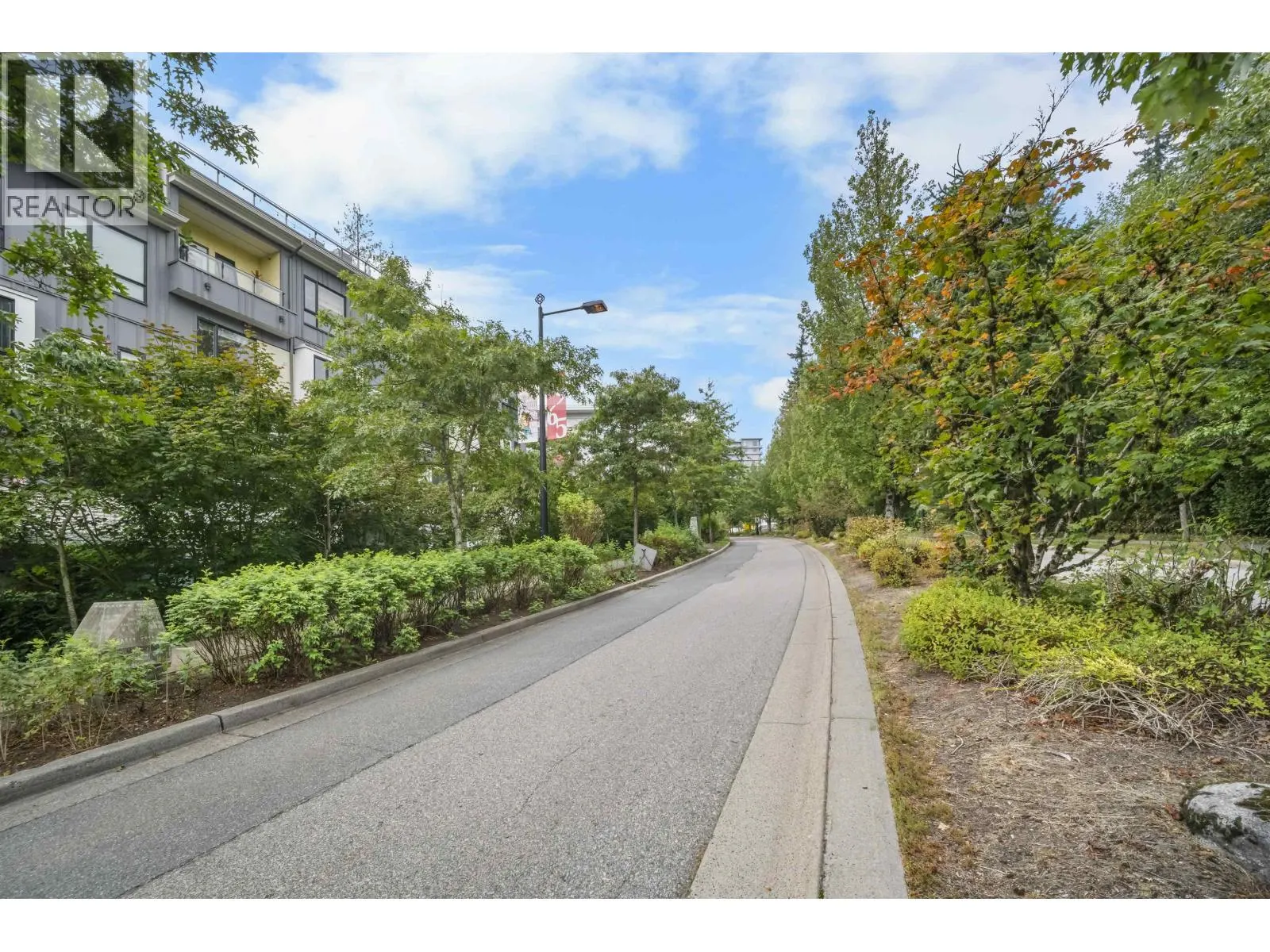 207 9350 UNIVERSITY HIGH STREET