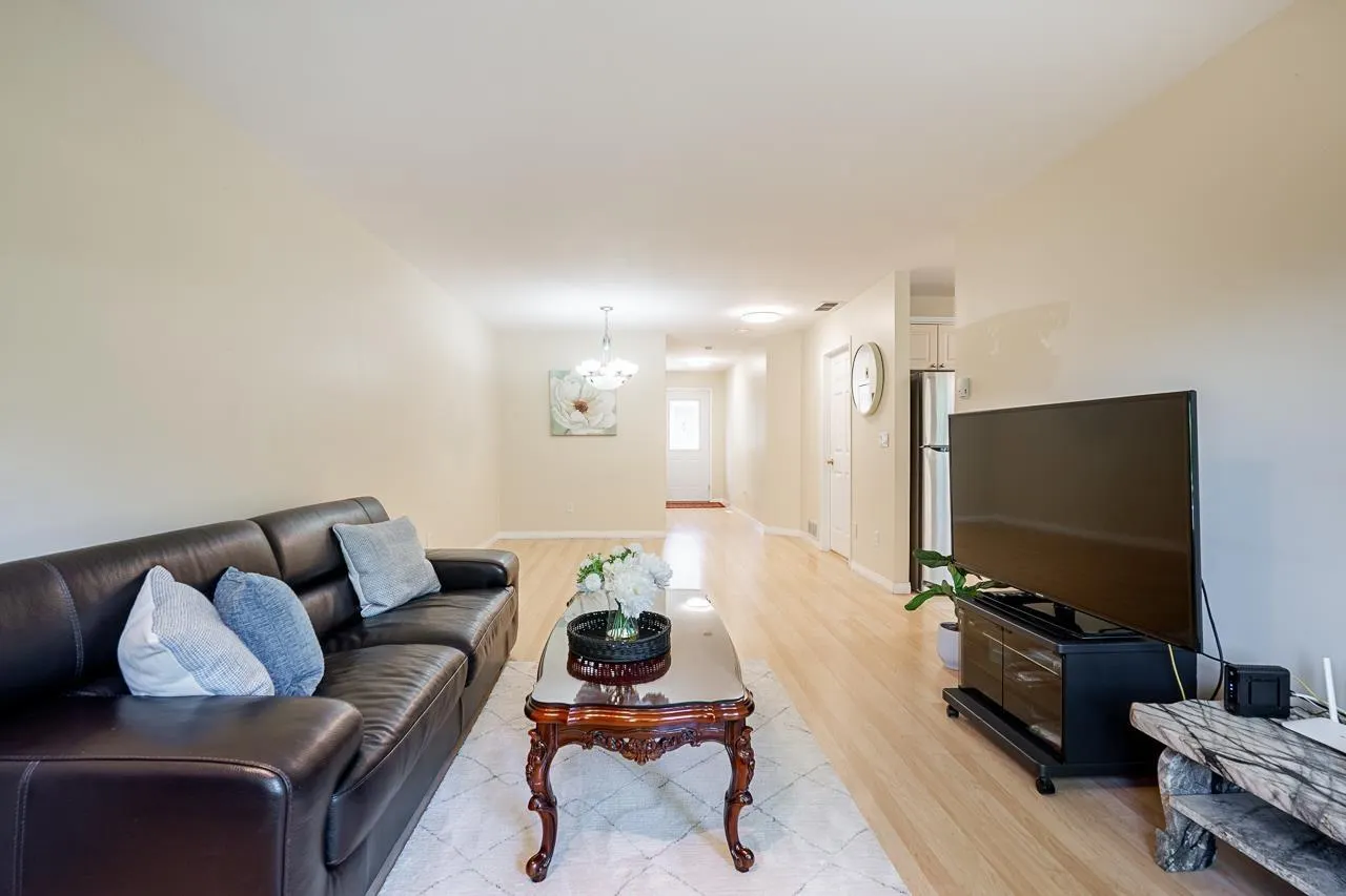 60 8111 160 STREET