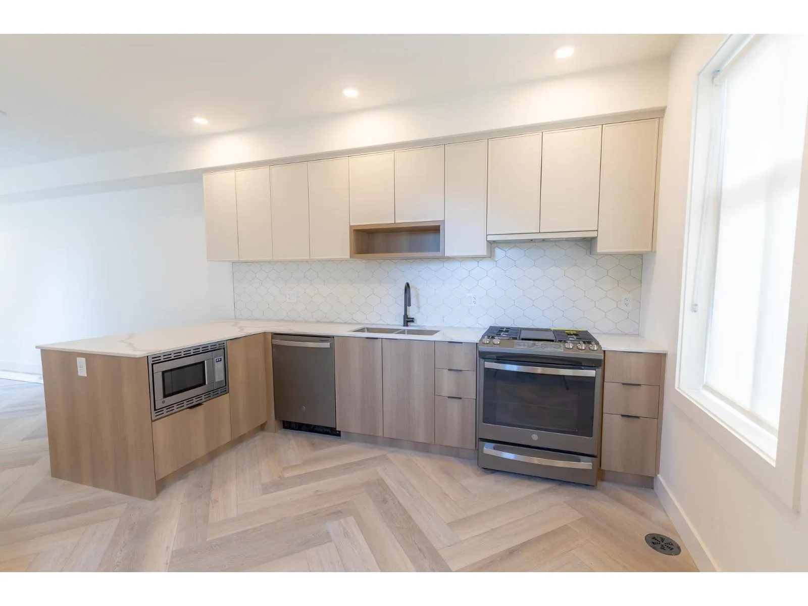 187 2350 165 STREET
