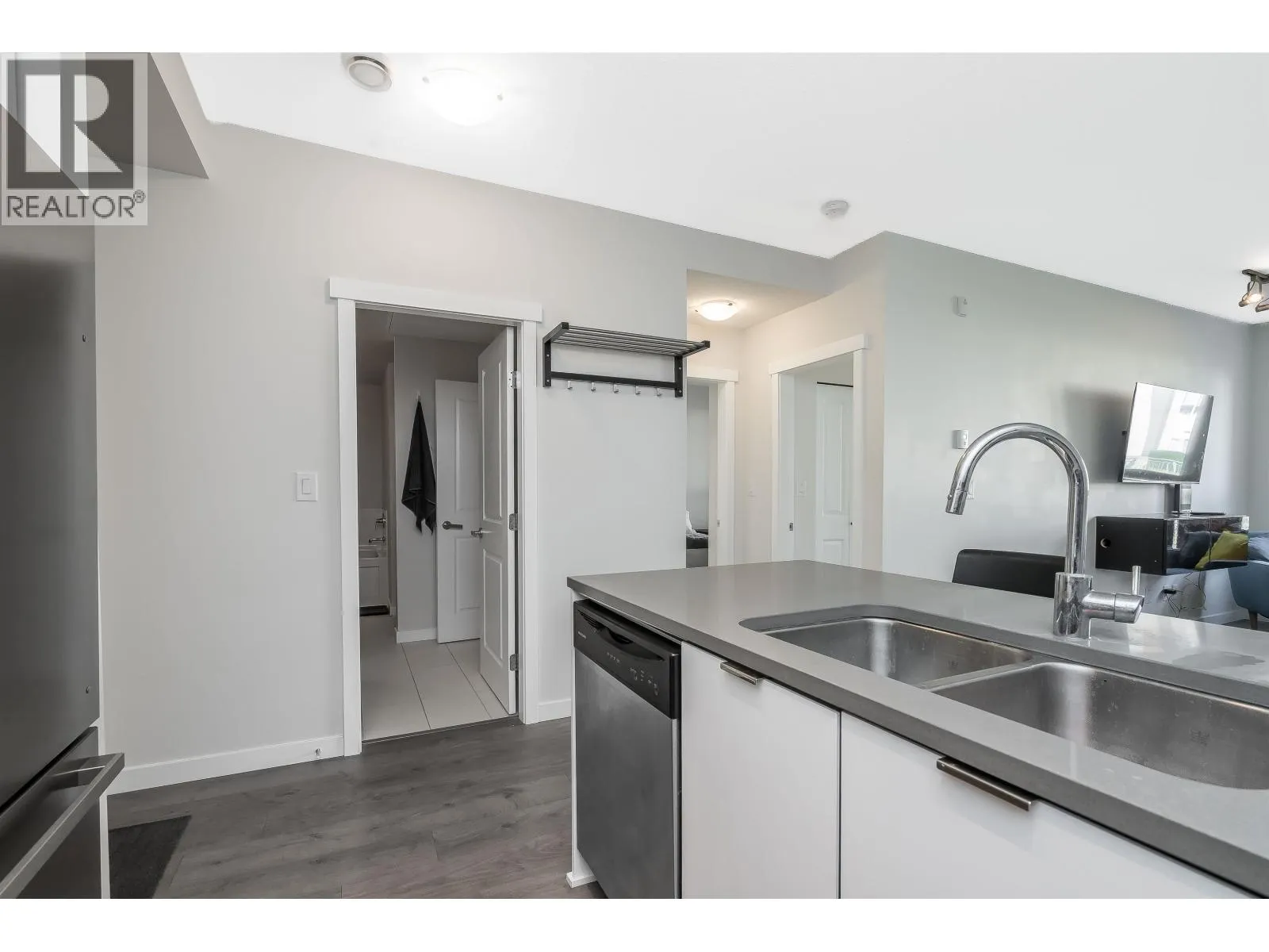 403 9877 UNIVERSITY CRESCENT