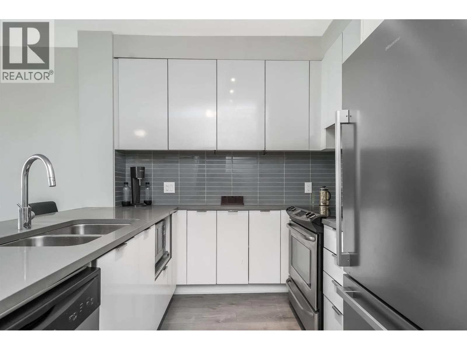 403 9877 UNIVERSITY CRESCENT