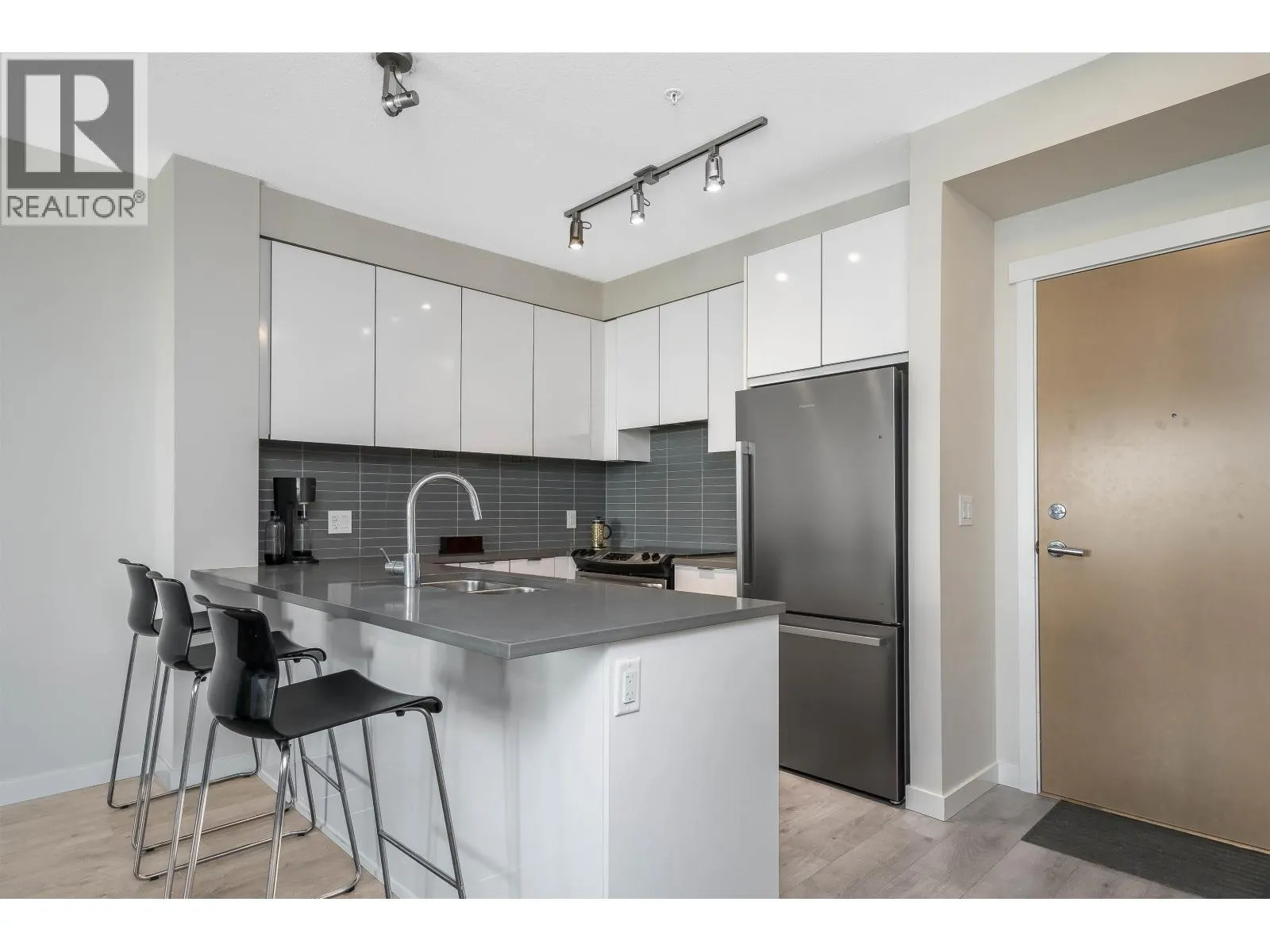 403 9877 UNIVERSITY CRESCENT