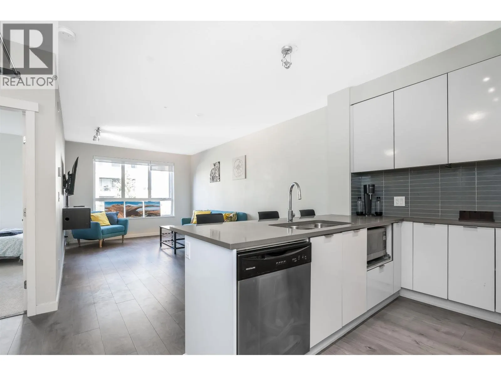 403 9877 UNIVERSITY CRESCENT
