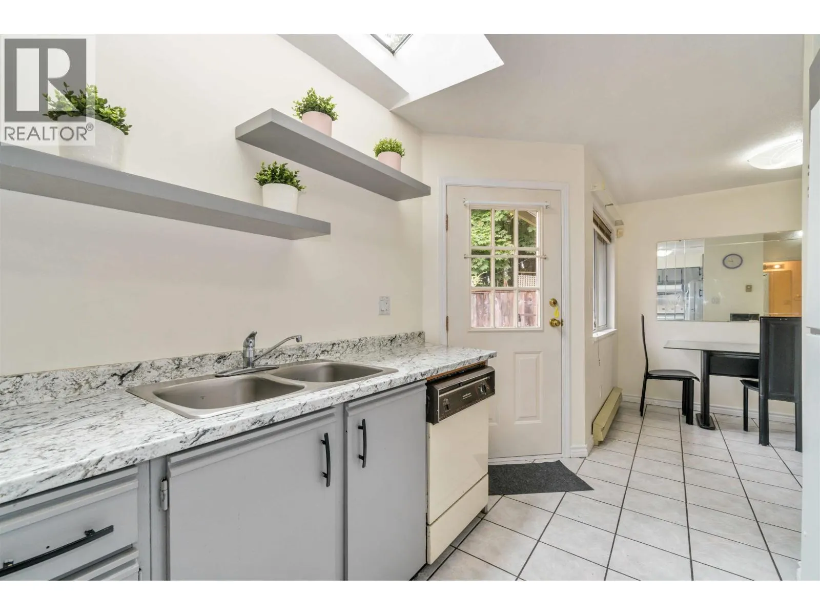 4 7131 GARDEN CITY ROAD