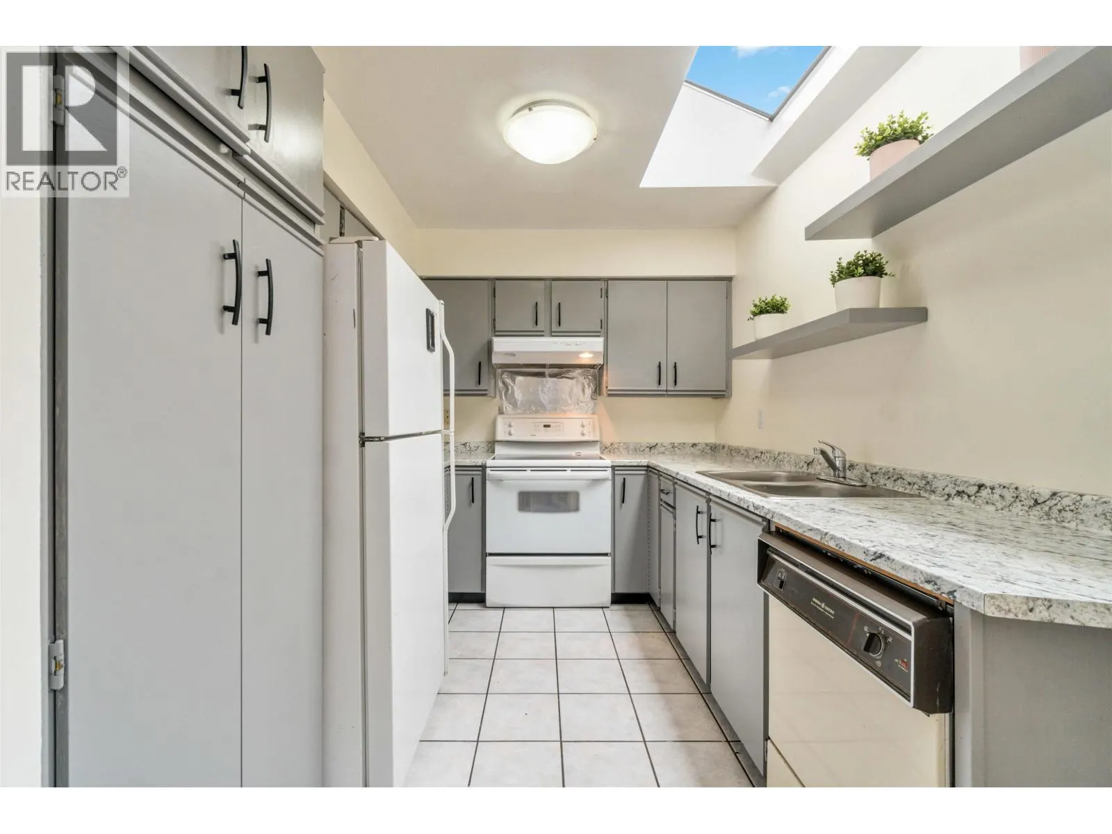 4 7131 GARDEN CITY ROAD