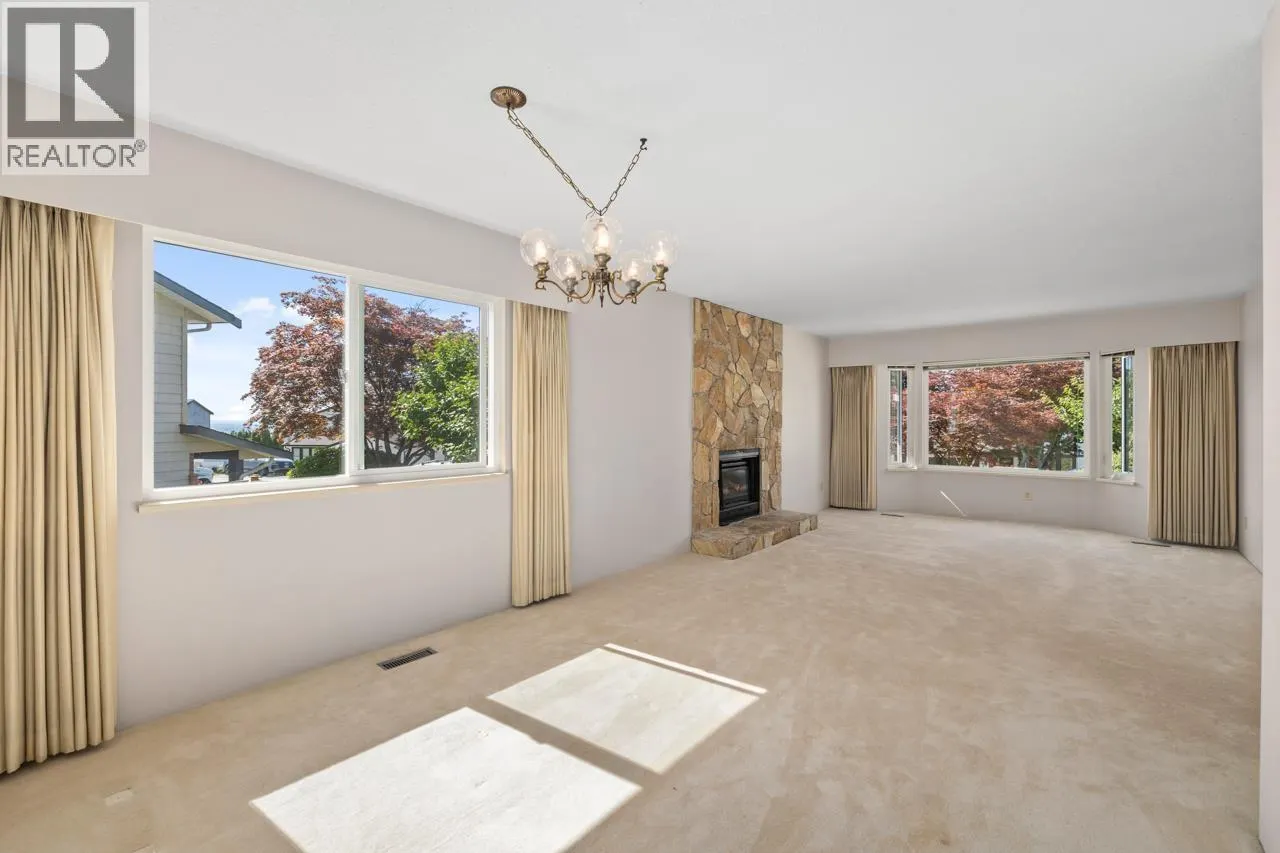 1605 HEMLOCK PLACE
