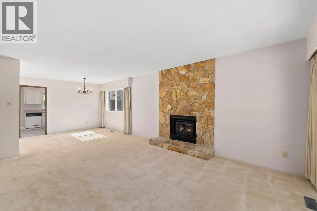 1605 HEMLOCK PLACE