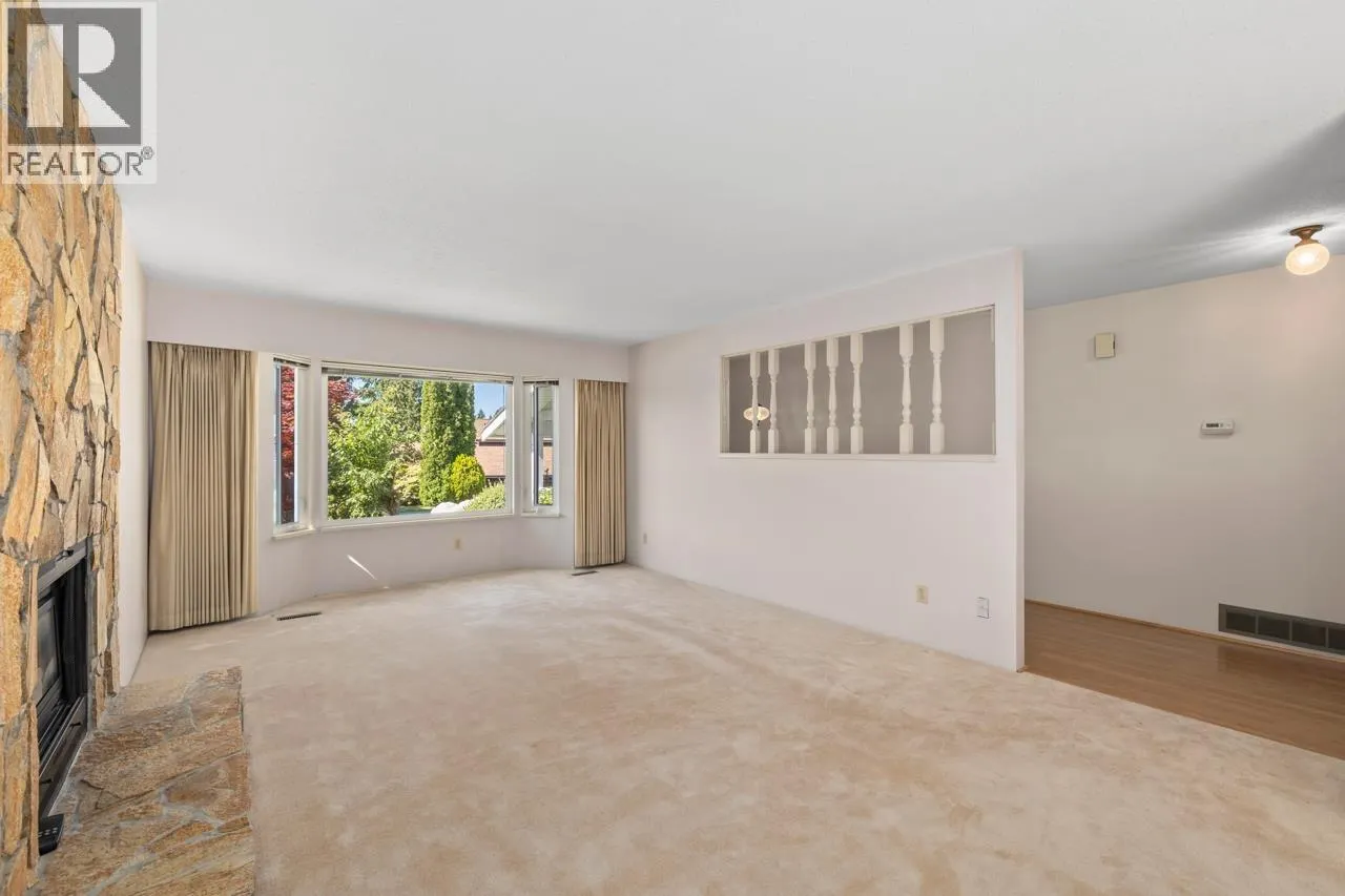 1605 HEMLOCK PLACE