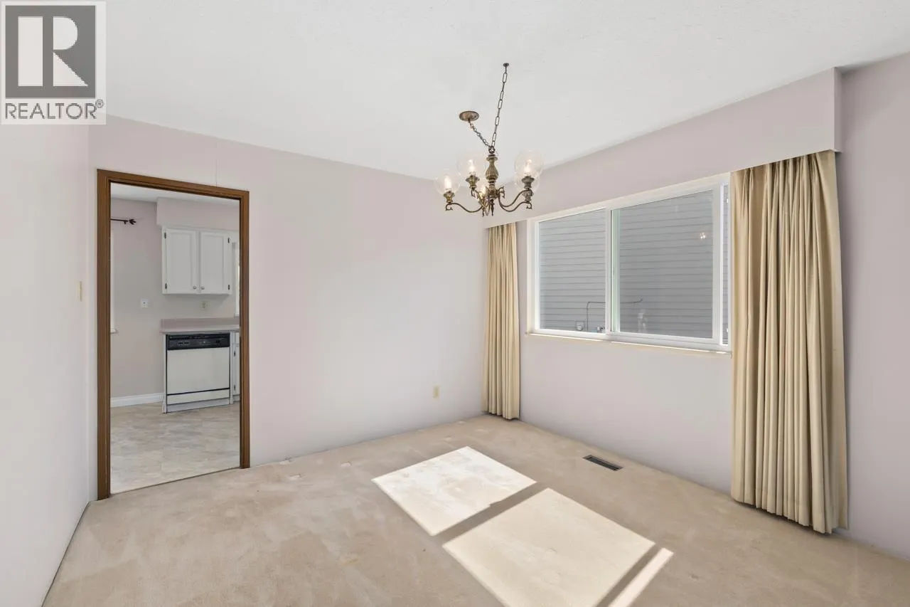 1605 HEMLOCK PLACE