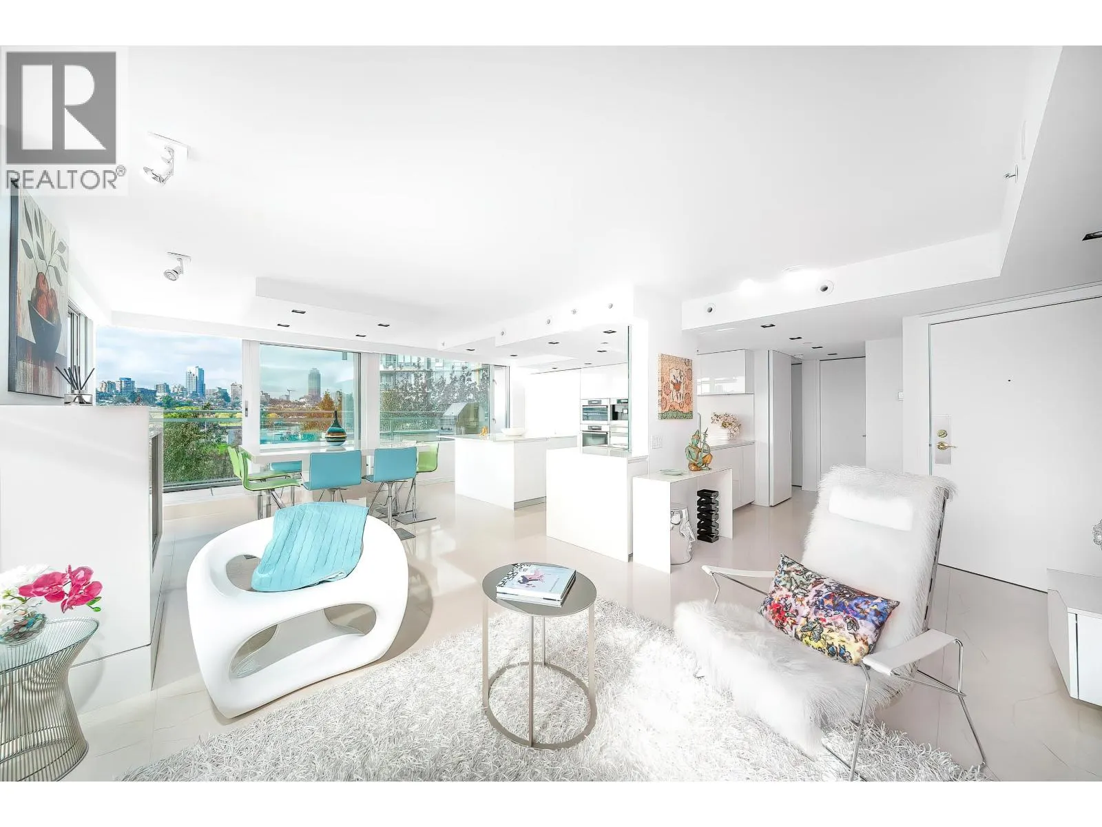 606 1288 MARINASIDE CRESCENT